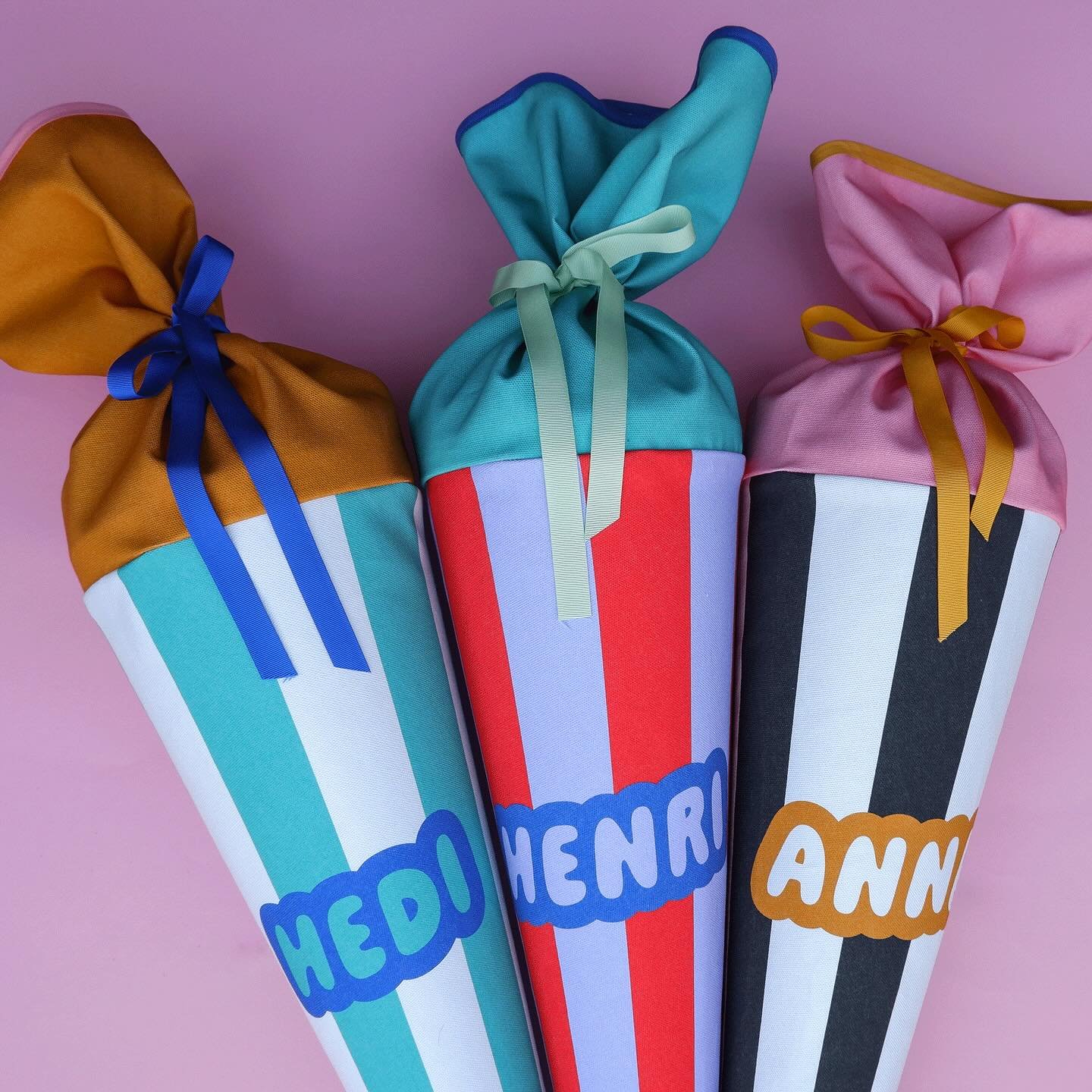 Da ein paar Fragen zu diesen Schult&uuml;ten aufkamen.
Anfang Mai geht der erste Schwung in den Druck, bis dahin sammle ich alle Bestellungen. Es wird dann noch eine weitere Bestellrunde im fr&uuml;hen Sommer geben.
Also m&uuml;sst ihr euch nicht sof