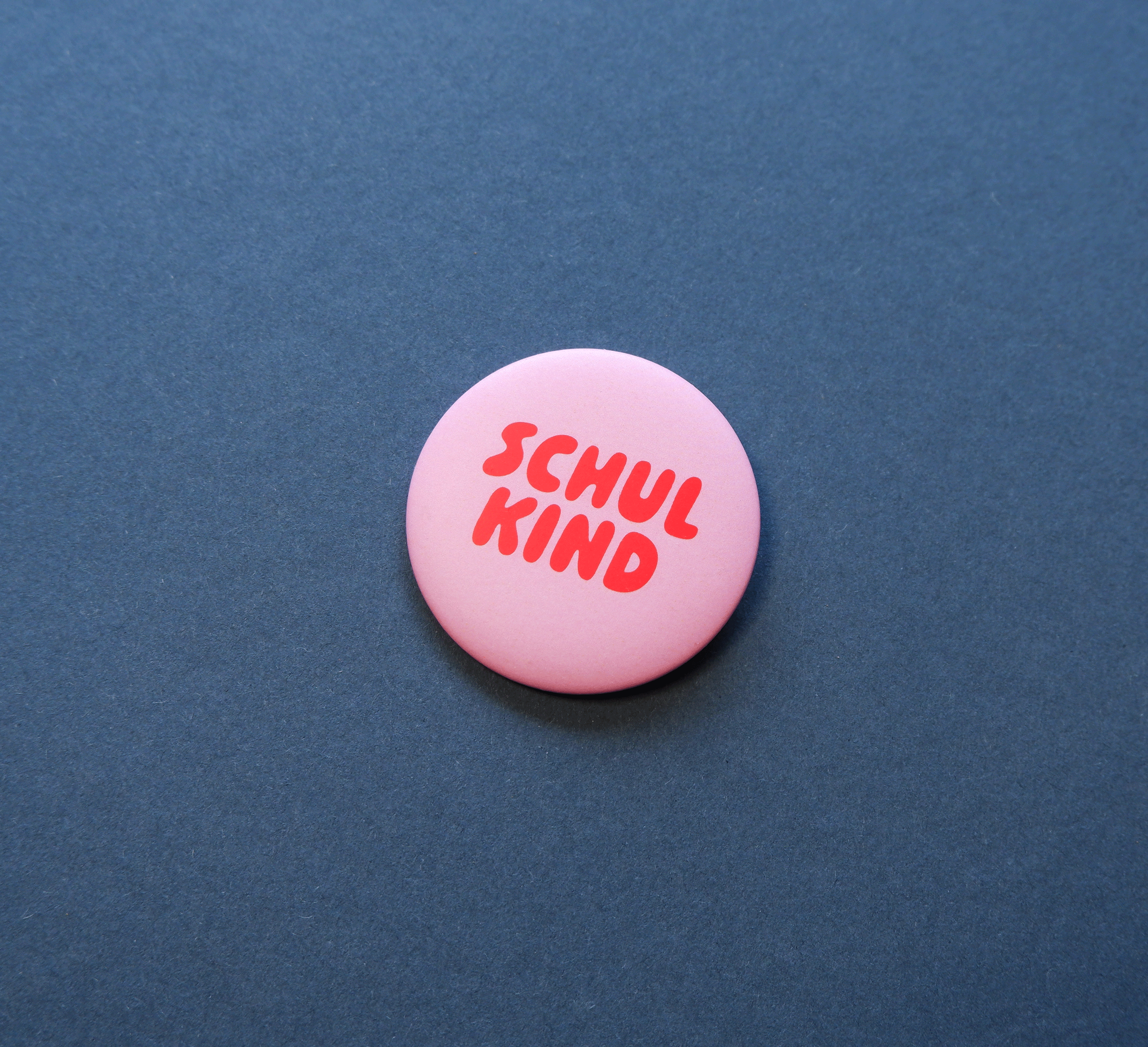 tinyday-button-schulkind-rosa-rot-2.png