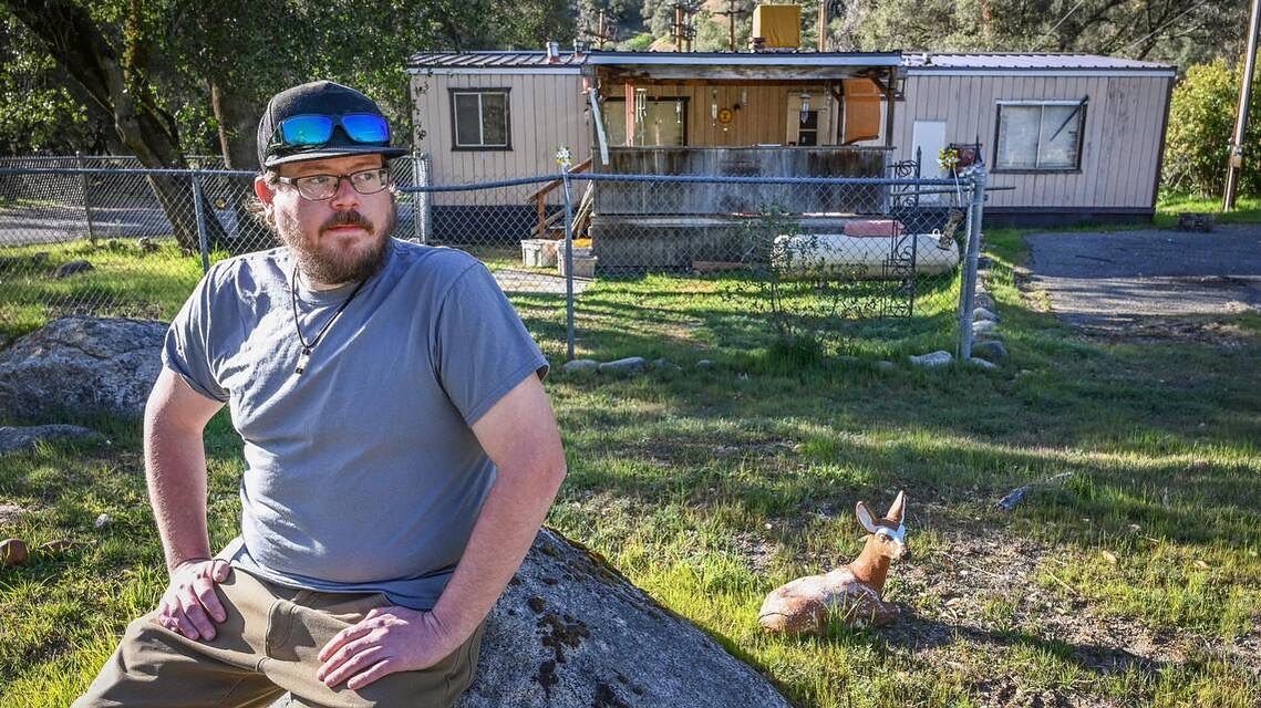 Lifelong El Portal Trailer Park resident Luke Harbin sits in the front yard of his mother&rsquo;s mobile home before getting ready to move out for good. Residents are being told to move without compensation. 

📰 @thefresnobee 
📸 @craigkohlruss 
🔗 
