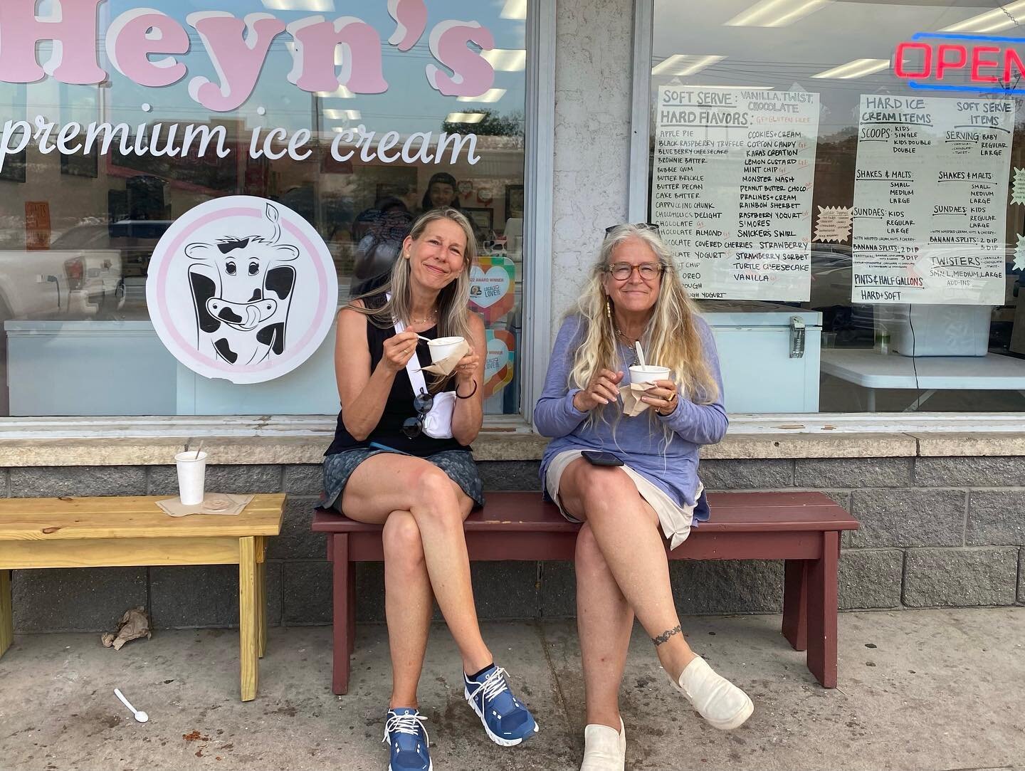 Snaps from the road: we are traveling in #Iowa for a new project!

1️⃣A quick break @heynsicecream for scoops of butter pecan, coconut chip, and butter brickle. It&rsquo;s 95 degrees! 

📸 @juliamayneff 

2️⃣ @gretchenlandau at the #AmericanGothic Ho