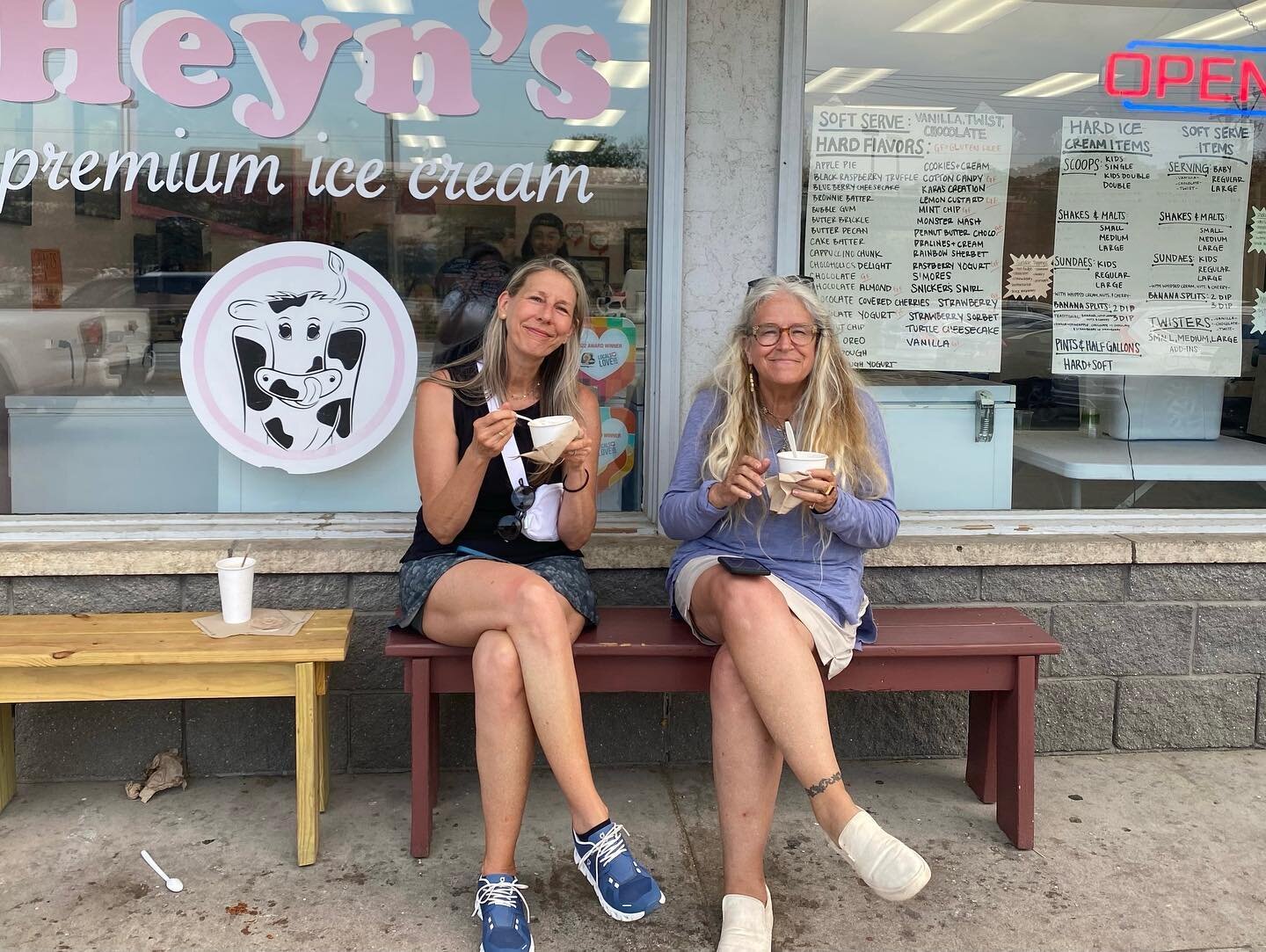 Snaps from the road: we are traveling in #Iowa for a new project!

1️⃣A quick break @heynsicecream for scoops of butter pecan, coconut chip, and butter brickle. It&rsquo;s 95 degrees! 

📸 @juliamayneff 

2️⃣ @gretchenlandau at the #AmericanGothic Ho