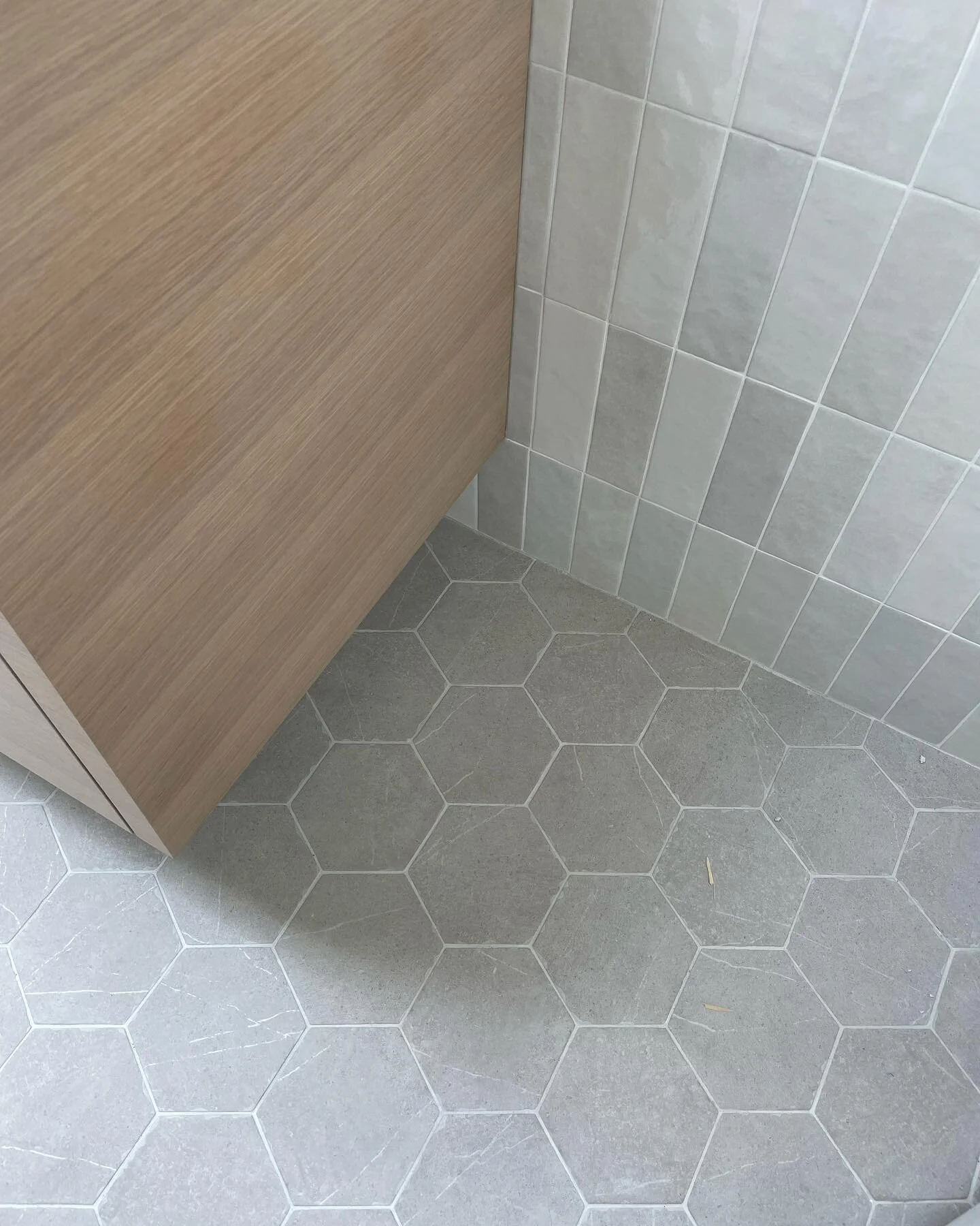 Working on so many tile schemes at the moment, thought I would throw it back to this lovely combo we completed last year. #whiteoak #hextile #bathroomdesign