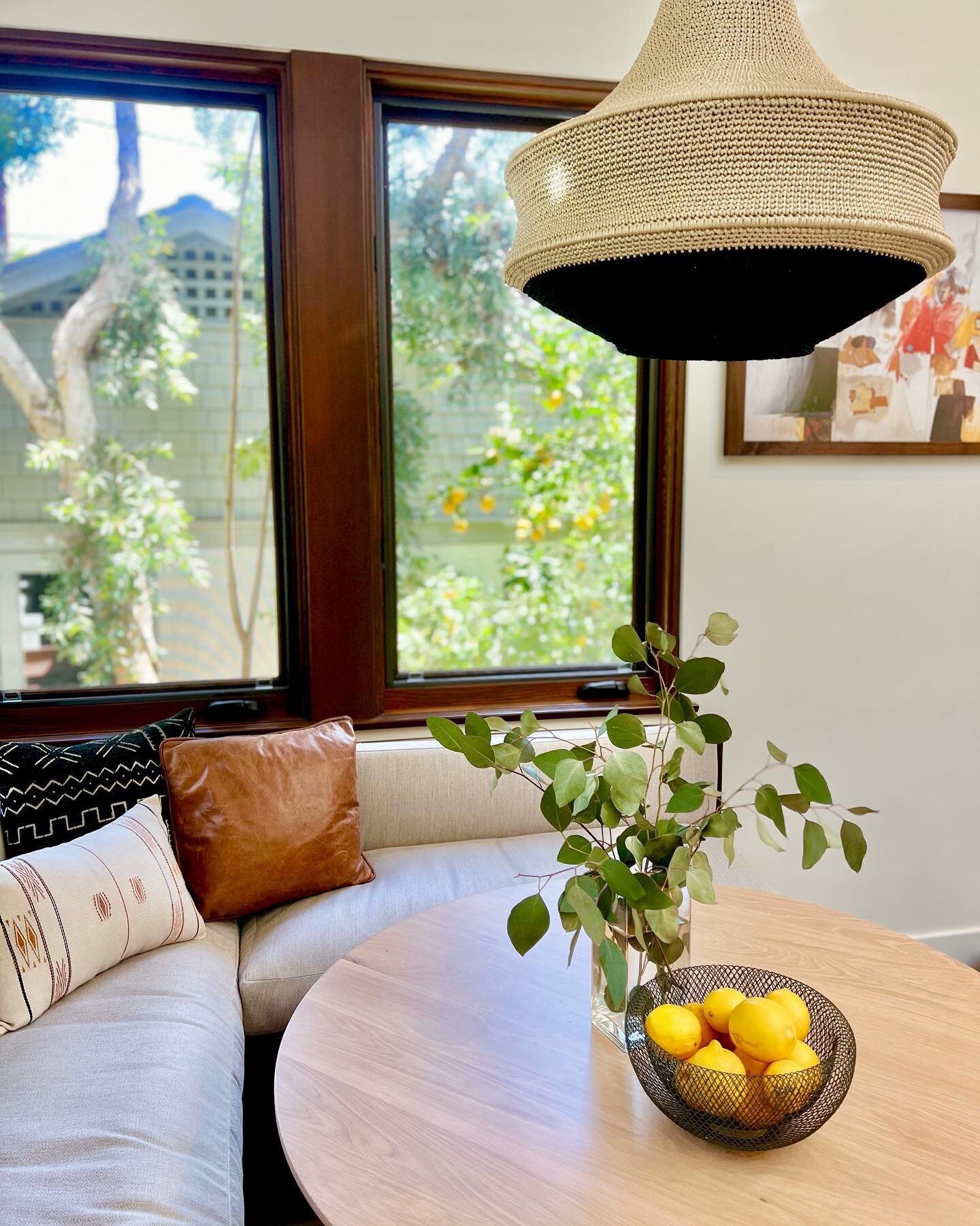 Oh how I love creating a special corner for your #morningcoffee ☕️ A breakfast nook might not seem like a big deal, but it&rsquo;s personal and intimate when done right 🥞🥓
*
*
*
*
#throwpillows #pillows #diy #inspiration #inspire #interior4inspo #i