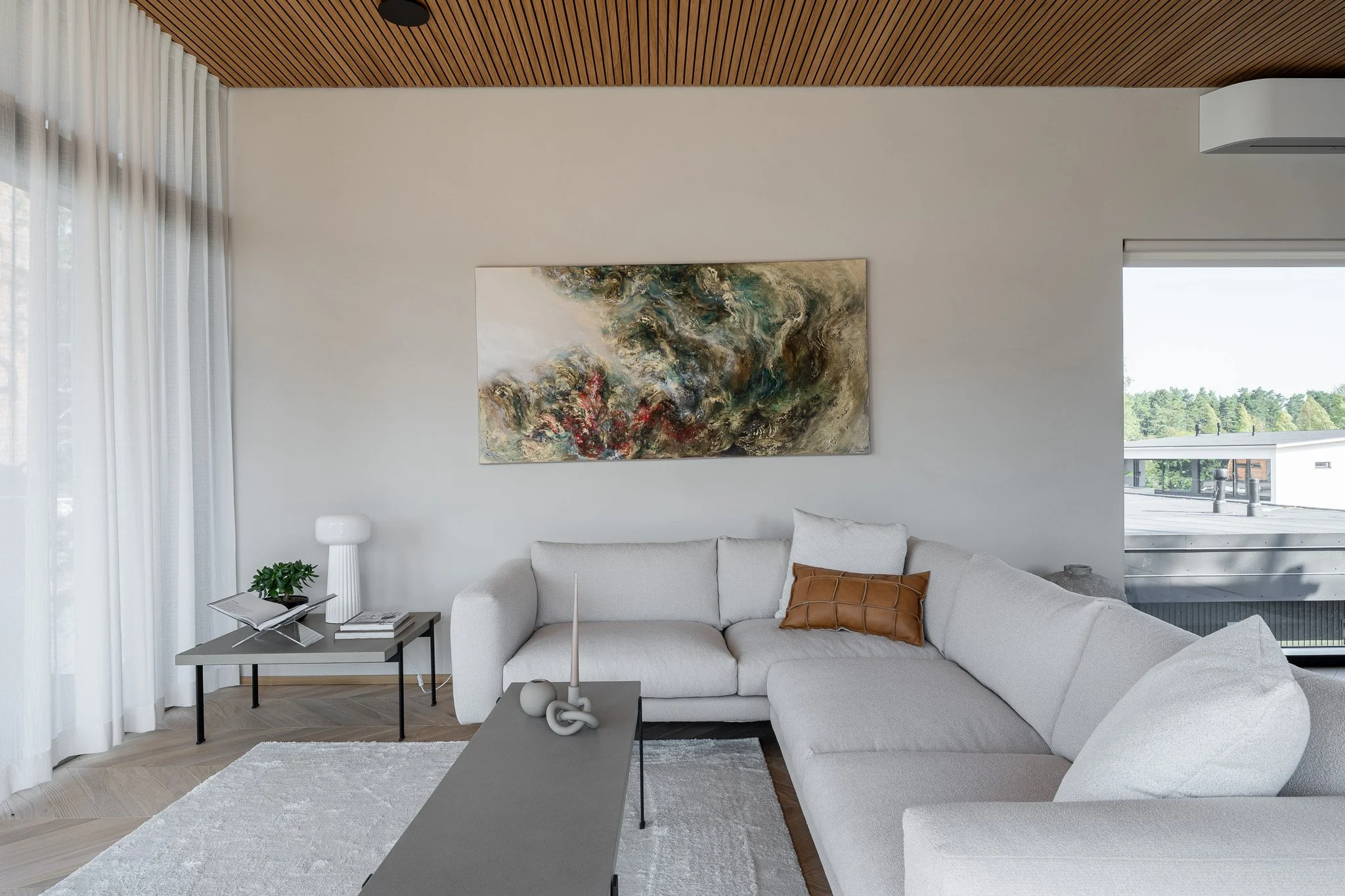 Kaunis harmoninen olohuoneen sisustus, Villa Kruunu asuntomessut Loviisa