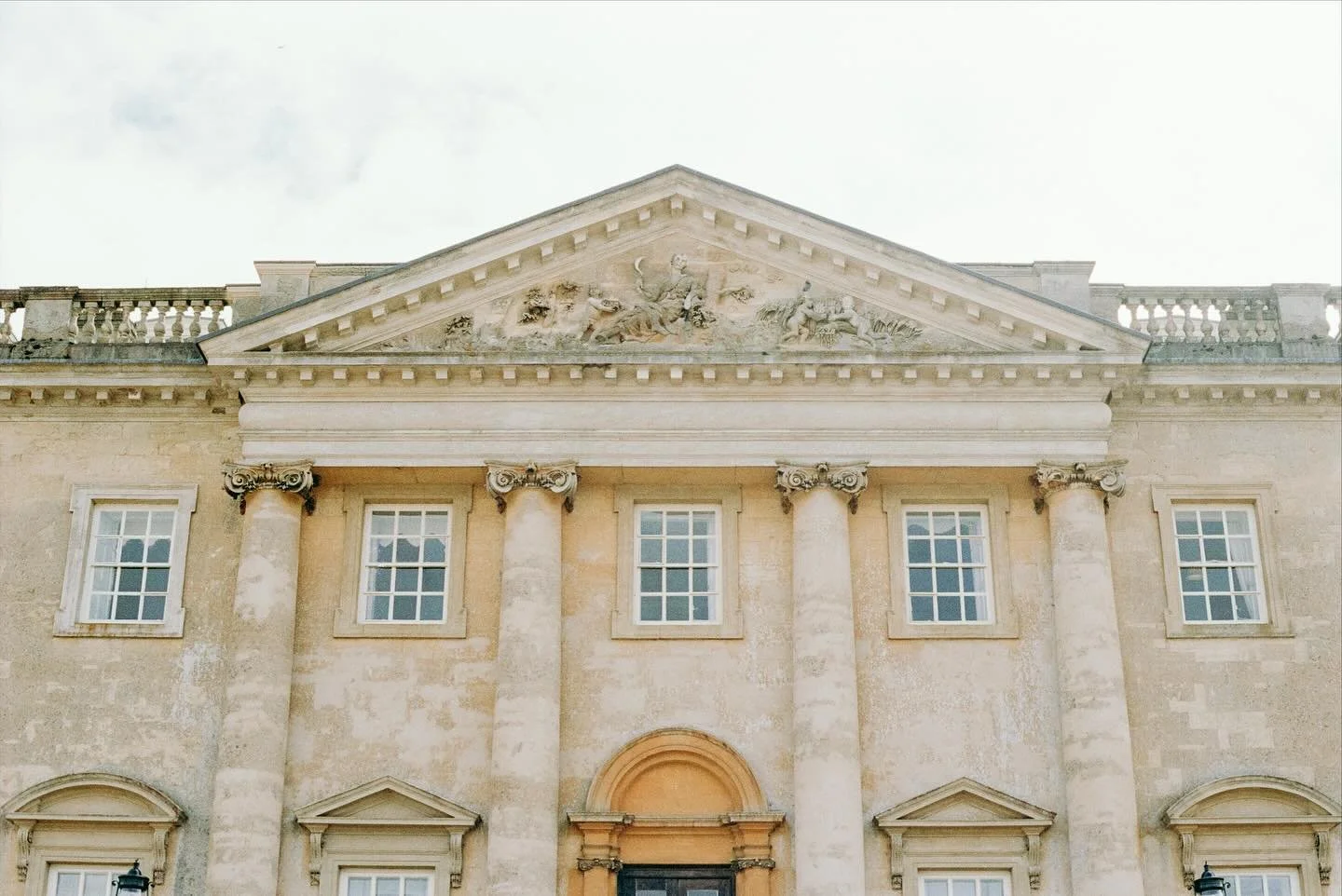 Beautiful Kirtlington Park on 35mm film and digital
Workshop - @latelier_workshops
Planner & Stylist @byhannahbaskett
Planner & Host @melissameganphotography
Venue @kirtlingtonpark
Florist @theartisanfloralstudio
Tableware @curated.byhannahb