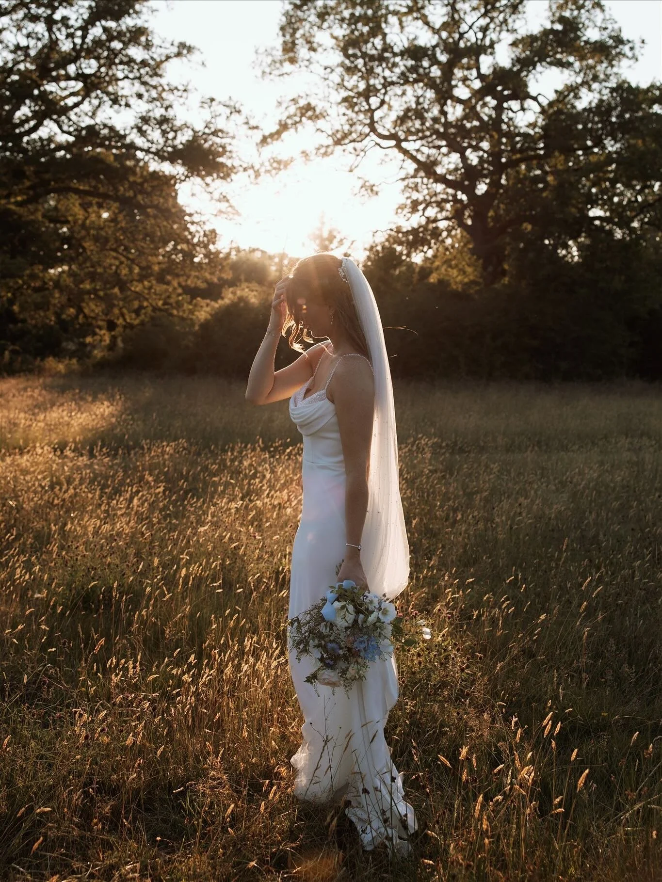 Still not over this sunset with Becky and George back in June ✨
Photography @laurenelizabethphotographer 
Venue @thebarnatsomersbury 
Catering @rosieandripe 
Florist @hayloftfloral 
Videographer @sean_white_films 
HMUA @id_makeup_hair_beauty 
Second