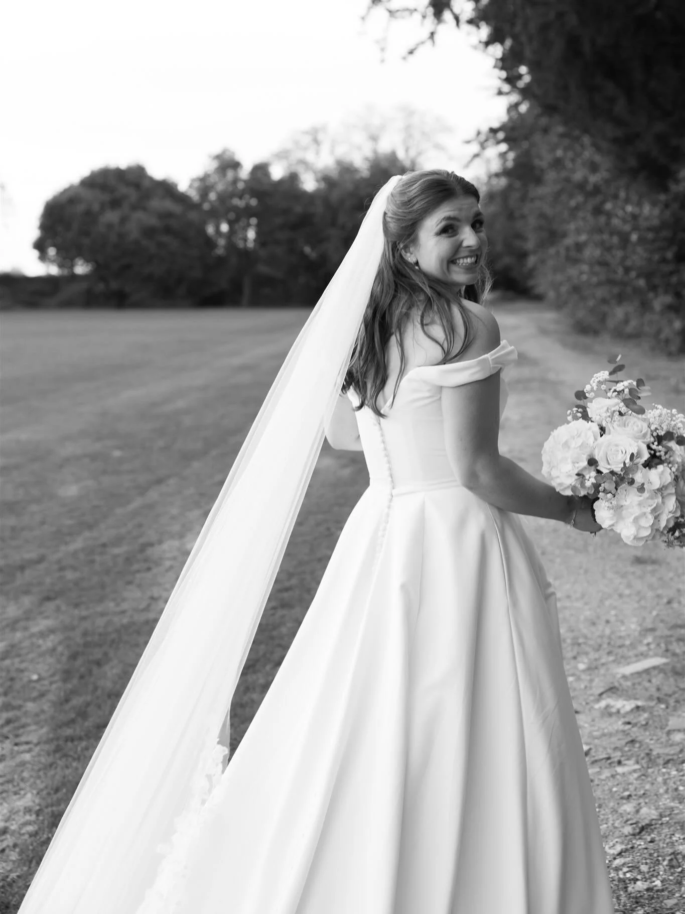 Katherine is the moment x

Venue @dorneycourt 
Photography @laurenelizabethphotographer 
Second shooter @lauren.beth.photography 
Dress @thebridaldresscompany 
Florals @penelope_hunter_flowers 
Stationary @bobbinsandbloomsco 
HMUA @brushbeautyco

#lo