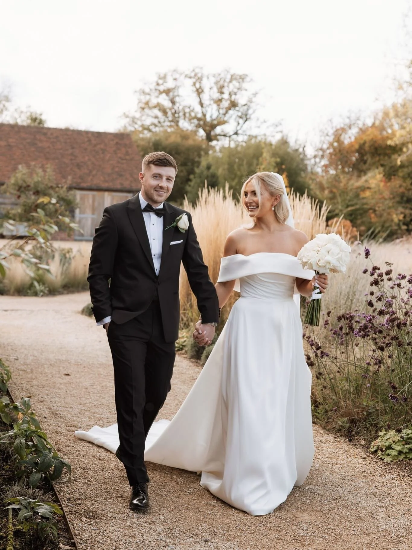 Hoping everyone had a wonderful Christmas 🎄 

Ellie and Jordy at Rackleys back in October. Just the most beautiful day ✨

Suppliers 
@rackleysbarn 
@gdgmp_weddings 
@chantellesmithmua

#weddingfilmphotography #35mmfilm #londonweddingphotographer #su