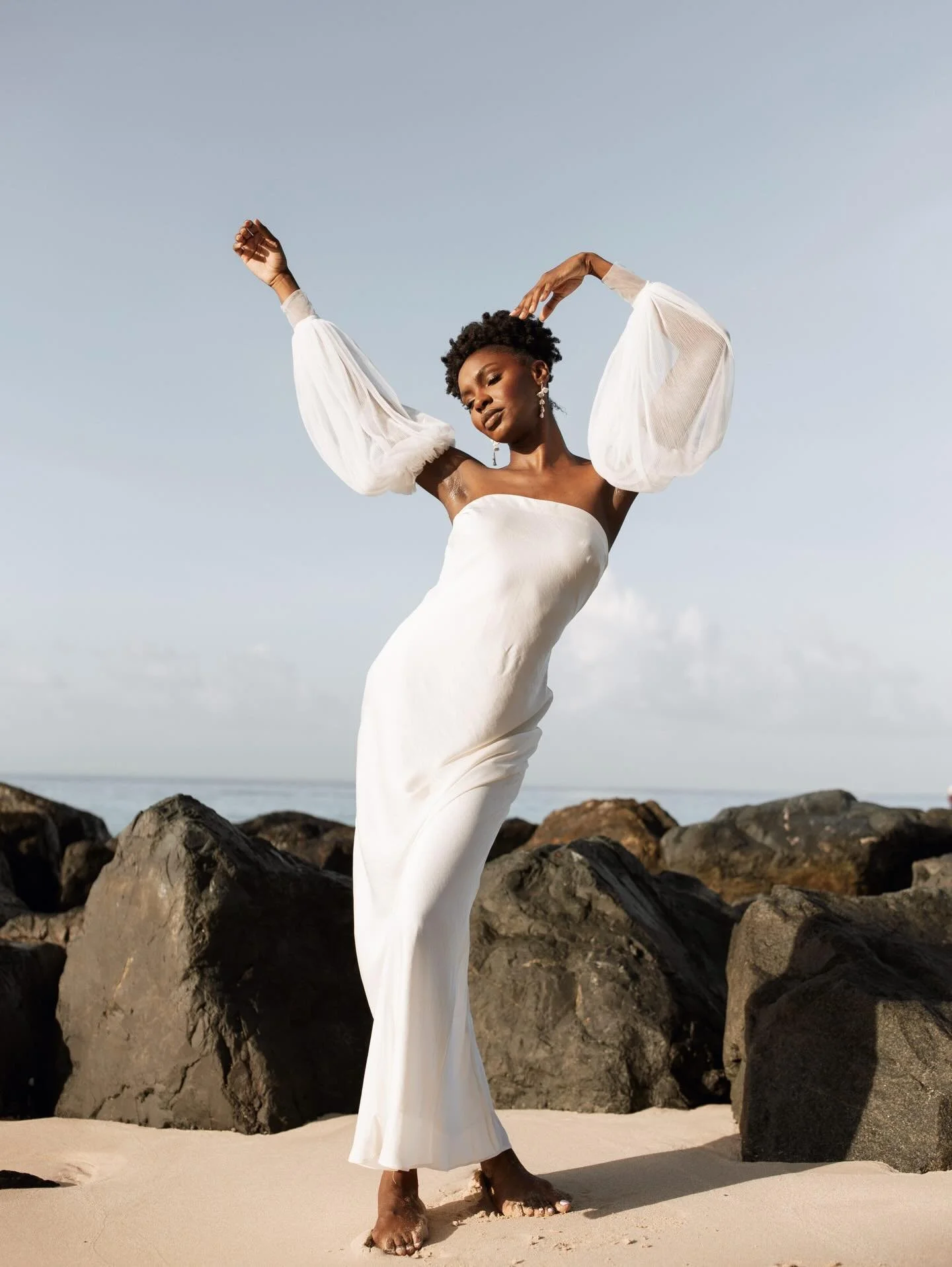 Still so in love with this editorial I shot last winter in Barbados. Swipe to see some seriously calming waves ✨

Bridal model @_shawayne_ 
Accessories @edenbstudio 
Sleeves @laceandfavour