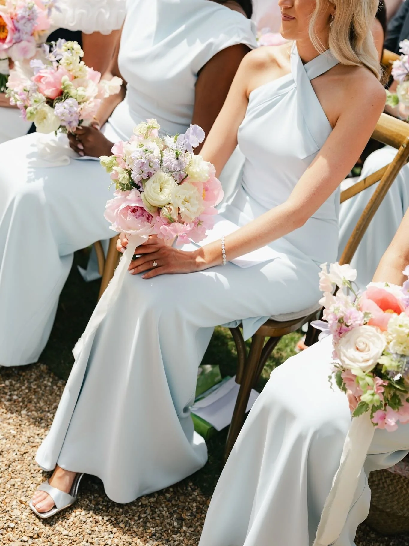 To brighten up this dreary day - a moment for these sensational florals by @three.wild.flowers.uk at Bignor Park @bignor_park for Rebecca and Chris ✨

Photographer @laurenelizabethphotographer 
Venue @bignor_park 
Flowers @three.wild.flowers.uk 
Stat
