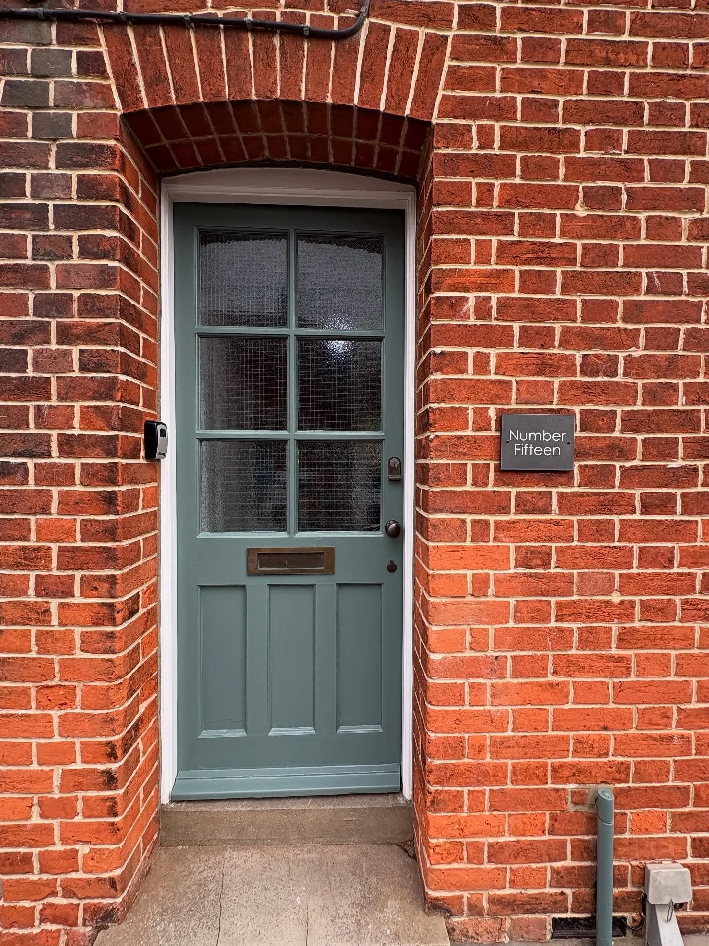 A little bit of hard graft during our hols at the cottage last week, sprucing up the front door with our absolutely favourite colour - Marram Grass by @fenwickandtilbrook. Back to its full glory and ready to face a coastal Autumn/Winter… 😍
#