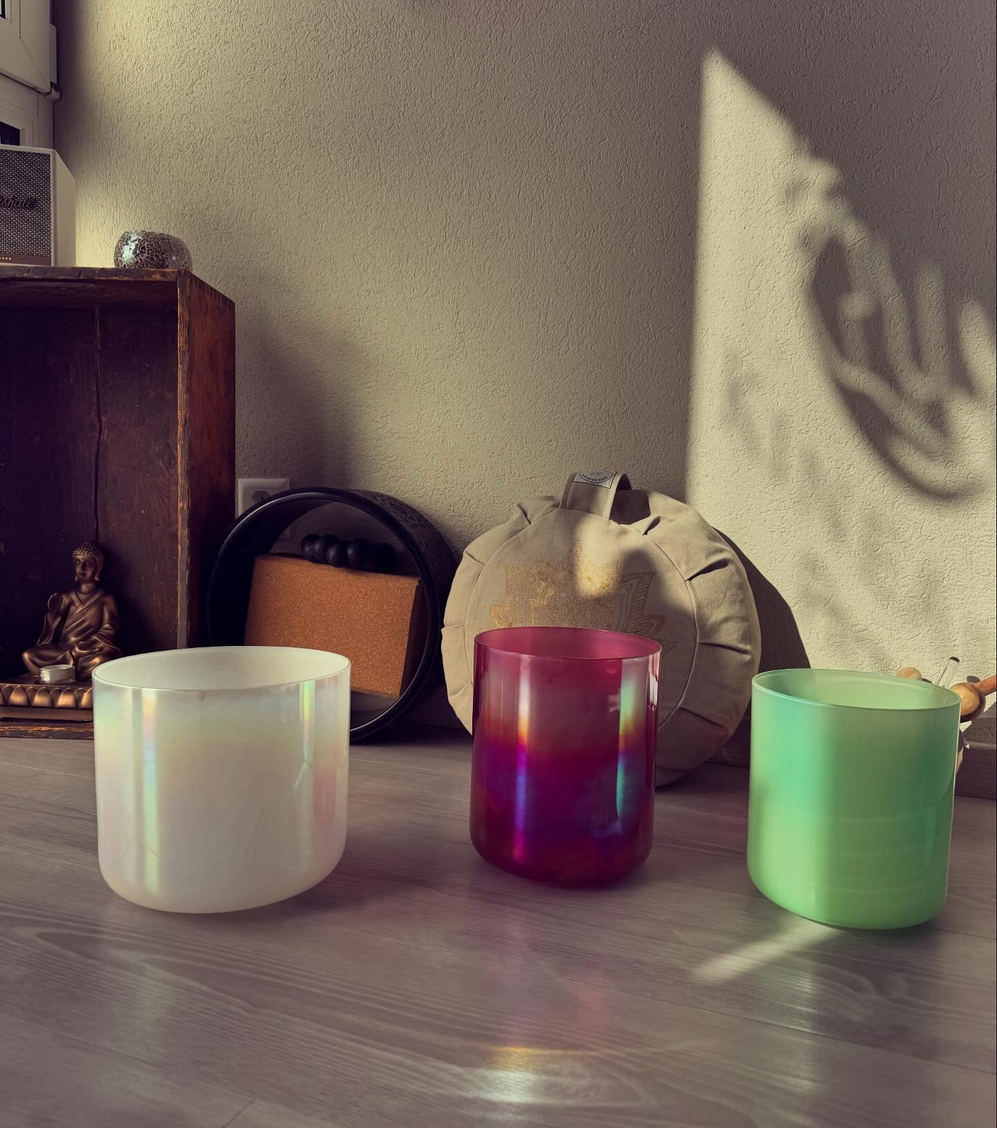 M&ouml;chtest du die Kl&auml;nge auch mal f&uuml;hlen? Eine Klangschalen Meditation bietet dir die M&ouml;glichkeit, in einen tiefen Entspannungszustand zu gelangen. Die sanften Frequenzen der Akashabowls ber&uuml;hren nicht nur deine Ohren, sondern 