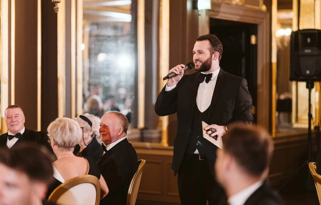 This is what NO STRESS looks like 🎤✨

Everyone seated.

Listening.

Relaxed.

Because a professional wedding host organises the room without anyone feeling it.

No confusion.
No awkward silence.
No chaos.

Thank you to @bigdayproductionsphotography 