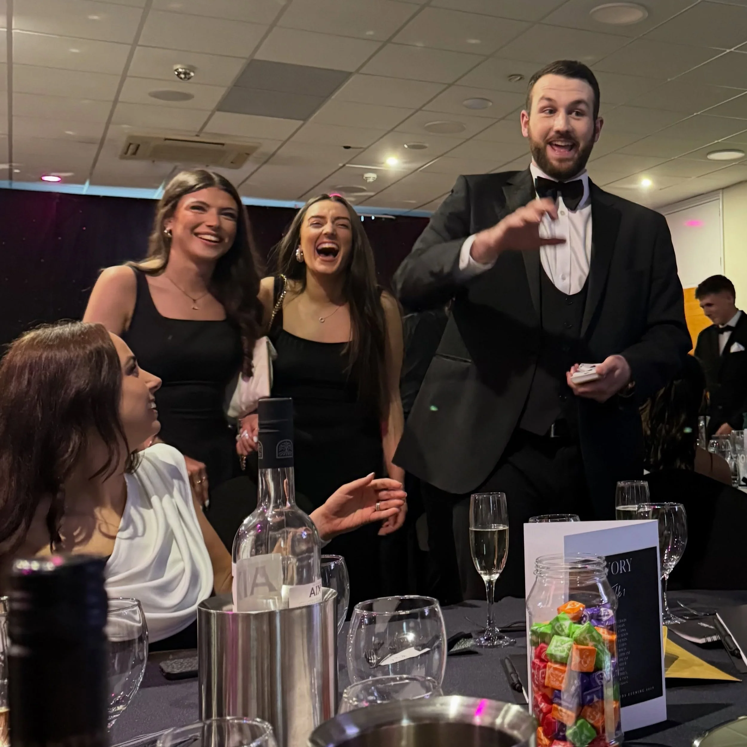 Laughs and smiles make everything better 😂✨

One trick&hellip; and the whole table lit up 🤯

That&rsquo;s the power of live magic at corporate events 👀

Smiles you can&rsquo;t hold back. 
Real laughs. 
Moments people actually remember 🥹✨

Follow 