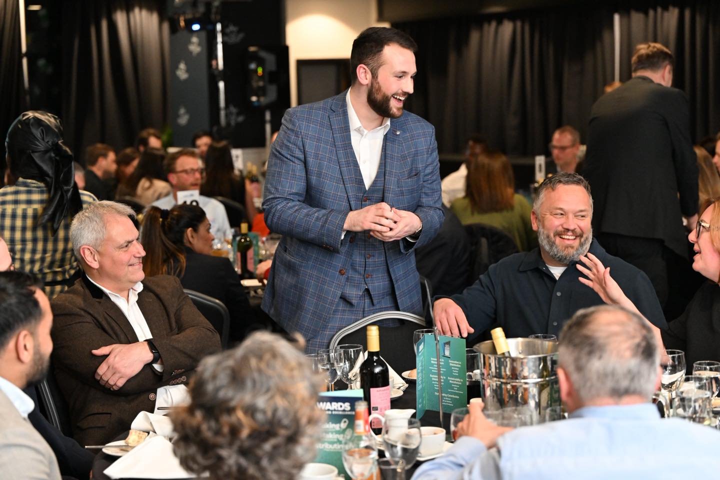 That smile says it all 😁

There&rsquo;s nothing better than seeing a table go from strangers making small talk&hellip;

To sharing a moment they&rsquo;ll be talking about for the rest of the night ✨

That&rsquo;s the magic of live entertainment.

It