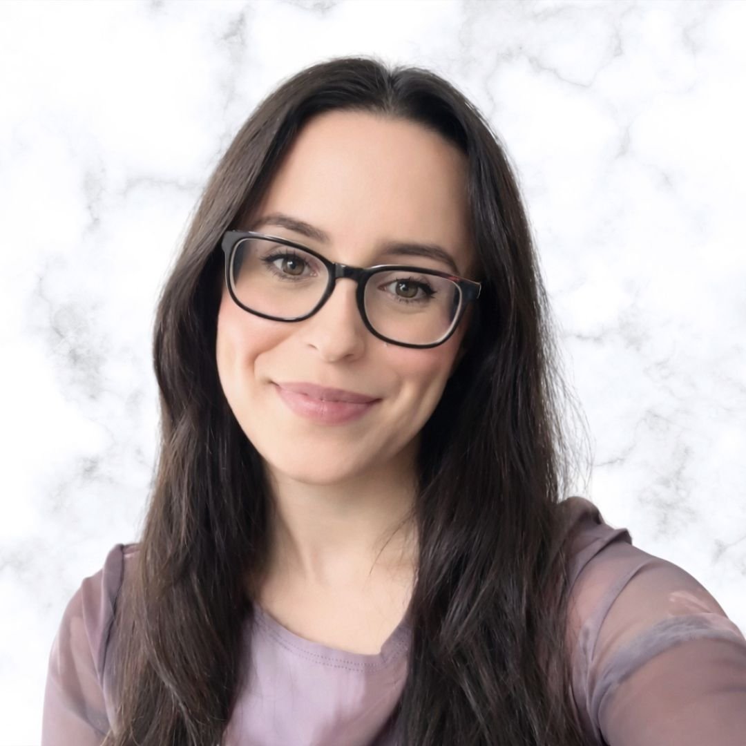 Headshot of Alexa Sheriff, Registered Psychotherapist in Newmarket, Ontario, supporting adolescents and adults with relationship stress, emotional regulation, and grief