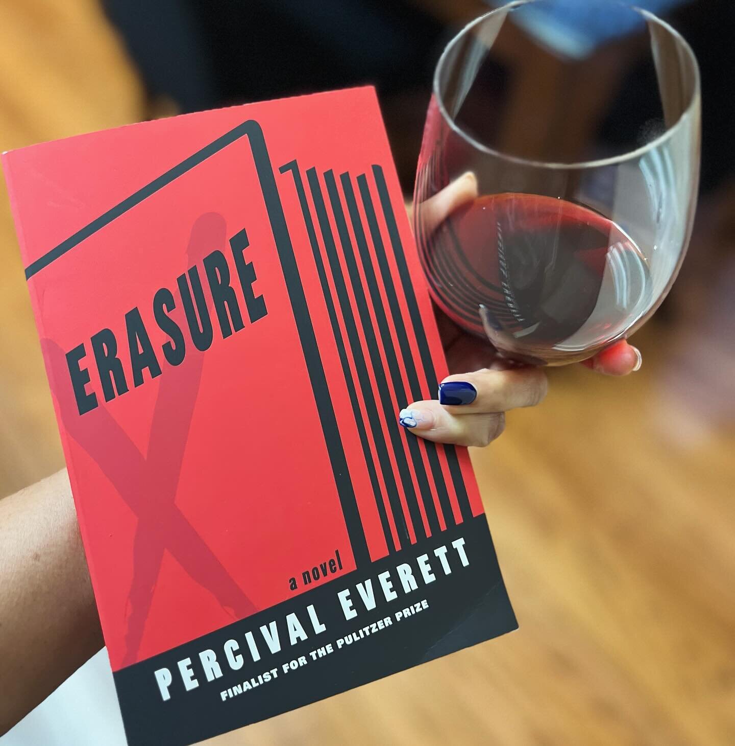 #ReadSoulLit Day 5  𝘼 𝙙𝙧𝙞𝙣𝙠 𝙖𝙣𝙙 𝙗𝙤𝙤𝙠 🍷📖 #CurrentlyReading - ERASURE by #PercivalEverett ⁣
This is my second book by Everett. Trees was my first and I enjoyed it immensely. I&rsquo;ve heard nothing but GREAT things about @americanfictio