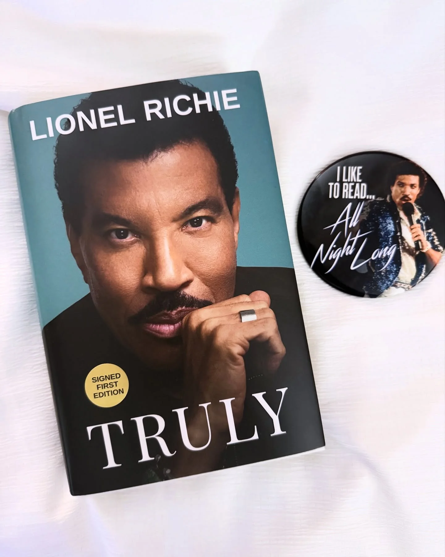 🌟 GIVEAWAY TIME 🌟 When I say I love me some @lionelrichie, there really aren&rsquo;t any words to describe how his music has created so many special moments within my family. Thanks to my parents, his music was the soundtrack of my childhood. From 