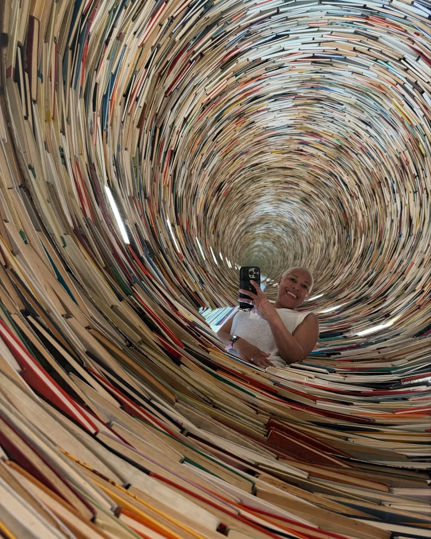 2025 has been one for the books! Pun is 100% intended. And while this year had its challenges, it also showed up for me in the best ways through books and travel. From unforgettable reads to meeting amazing new bookish friends and taking some fabulou