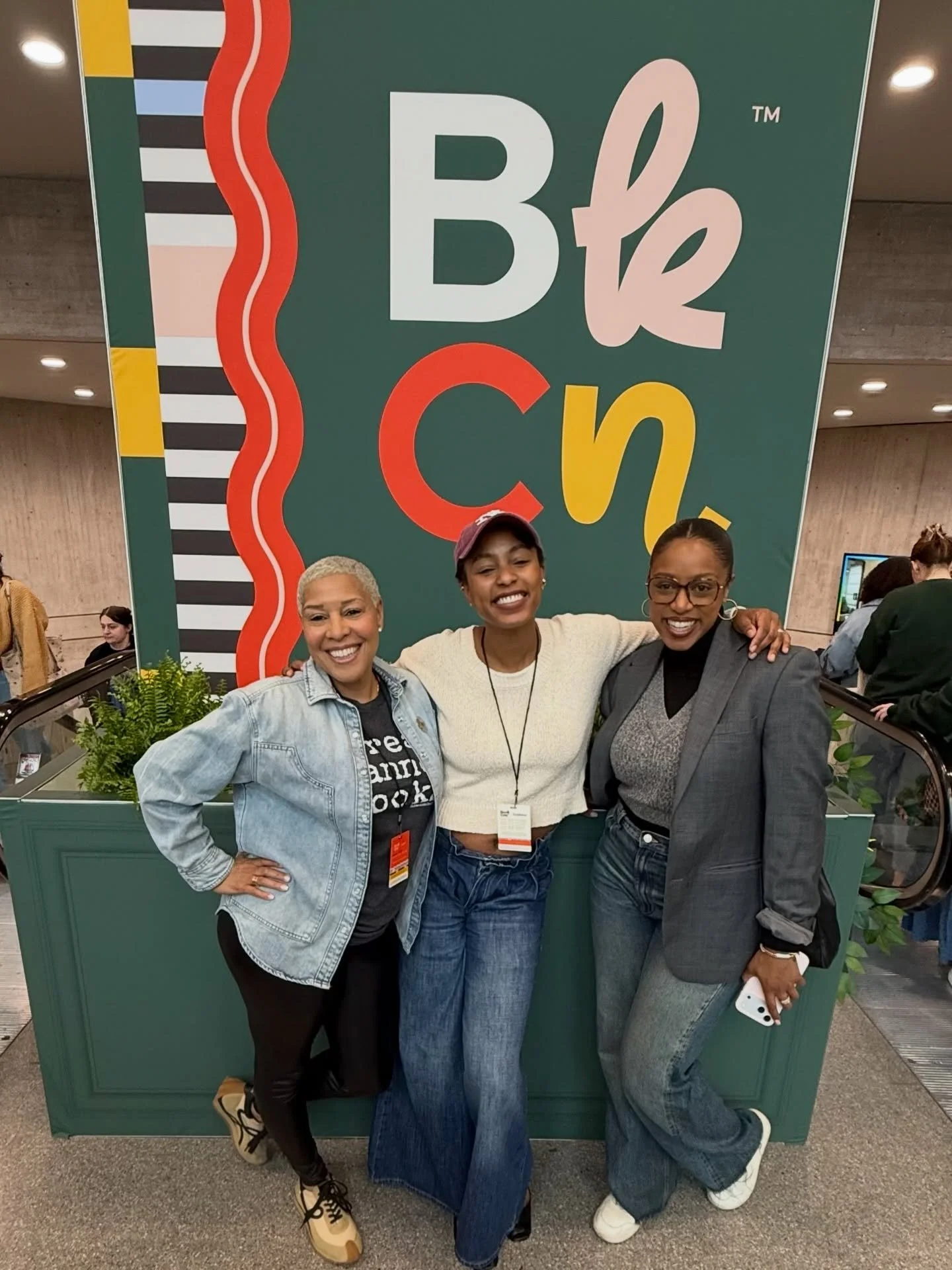 Day 2️⃣ @bookcon &mdash; I didn&rsquo;t think anything could top Day 1, but Day 2 was LIT! 🔥📚🍷

Books and wine&hellip; and wine and wine. 🤣😂🍷 It was definitely a Sunday Funday.

@itskaylastarr @blackgirlthatreads @creemyles @_completelybooked l