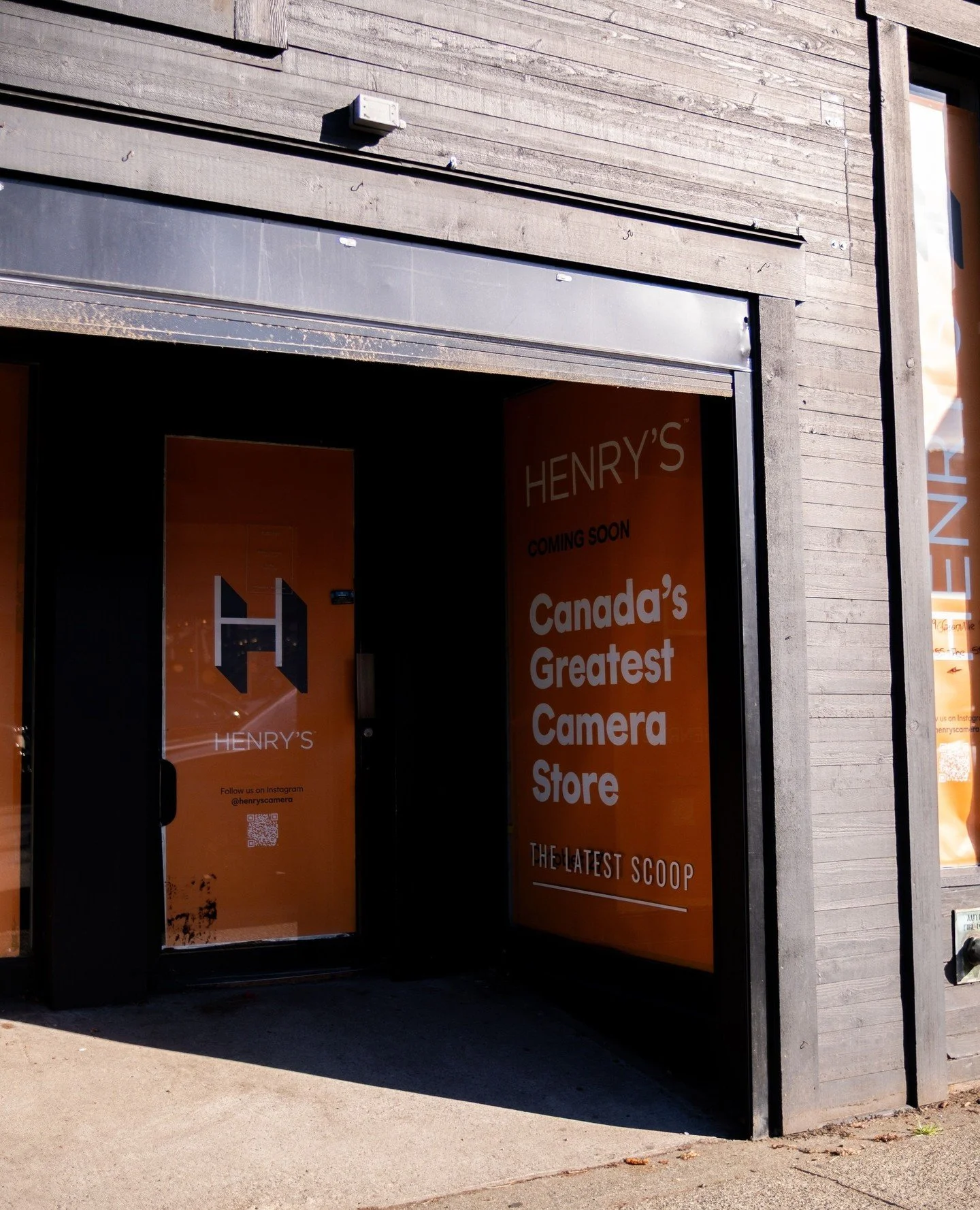 And more news on the strip&hellip; 👀📸⁠
⁠
@henryscamera is moving in! Canada&rsquo;s favourite destination for all things photography - from cameras and lenses to lighting, drones, and creative gear - is getting ready to open in late October.⁠
⁠
We&