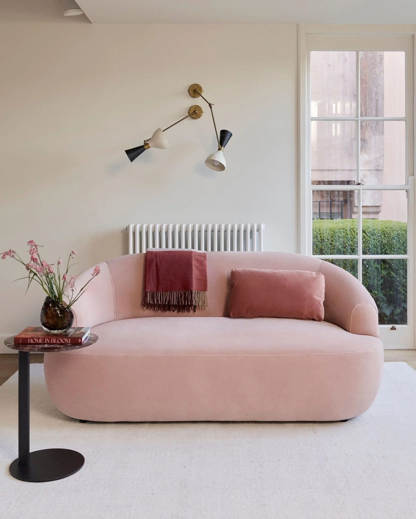 Modern Living. 🛋️✨

Sunday is for slowing down and appreciating the finer details. If your home is ready for a seasonal refresh, check out the Aura Two Seater Sofa at @kingliving. 

With its beautifully curvaceous silhouette, gently sloped arms, and