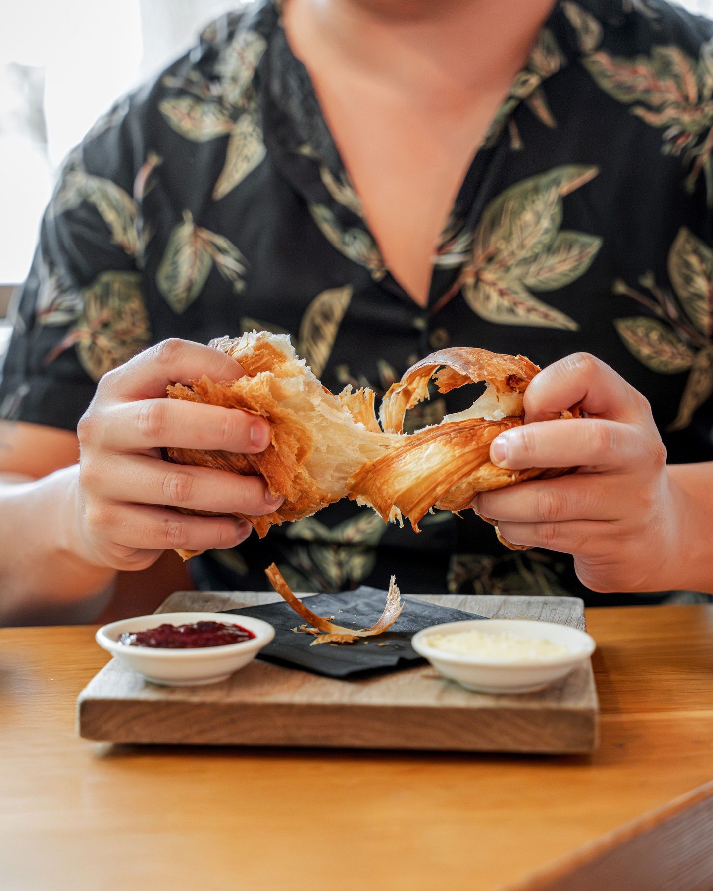 Breaking bread and making memories. ✨🥖⁠
⁠
@stablehousebistro is the ultimate neighborhood haunt for those slow, sun-drenched mornings. Whether you&rsquo;re catching up over a bottle of bubbles or tucked into a corner with a perfect plate of eggs, th