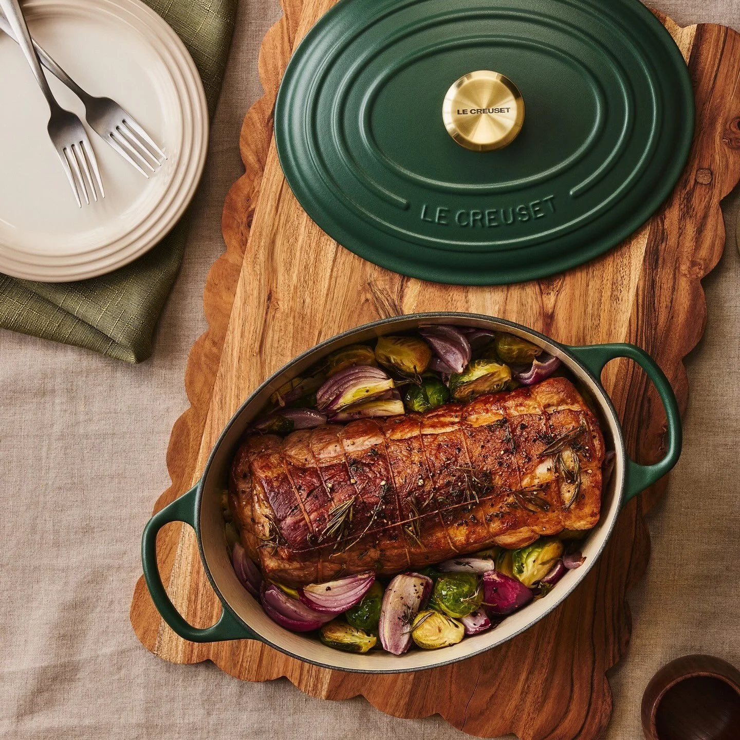 The ultimate centrepiece for your Thanksgiving table. 🍂✨⁠
⁠
From sweet maple glazes to rich, slow-roasted autumn dishes that melt in every bite, holiday hosting is made beautifully simple with @lecreusetcanada. The iconic 4.7 L Oval Dutch Oven doesn