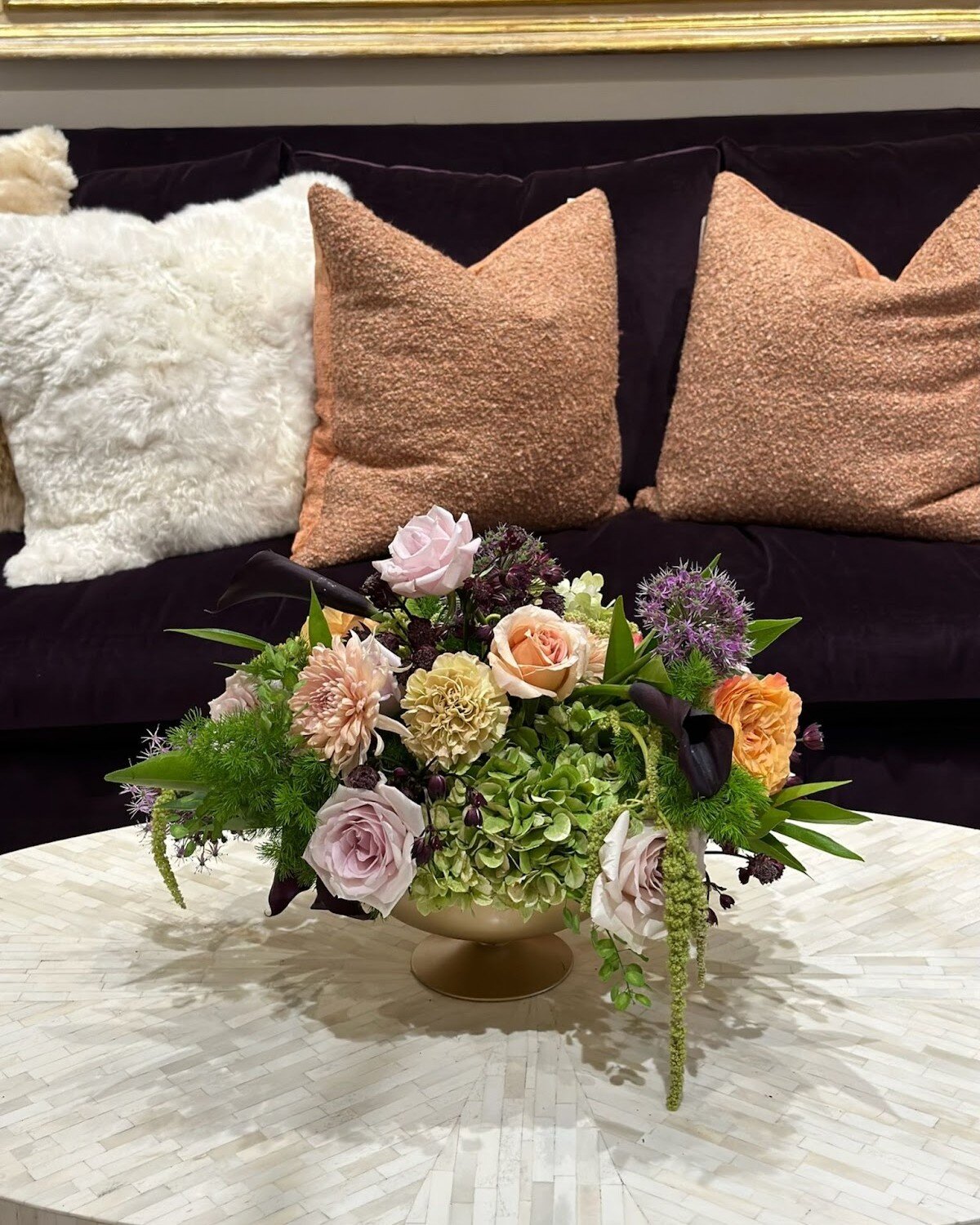 There's something magical about the way floral bouquets add life and color to any space. 🌹

#deClareInteriors #interiordesign #naplesflorida #swfl  #floralbouquet #roses #naplesfl #design