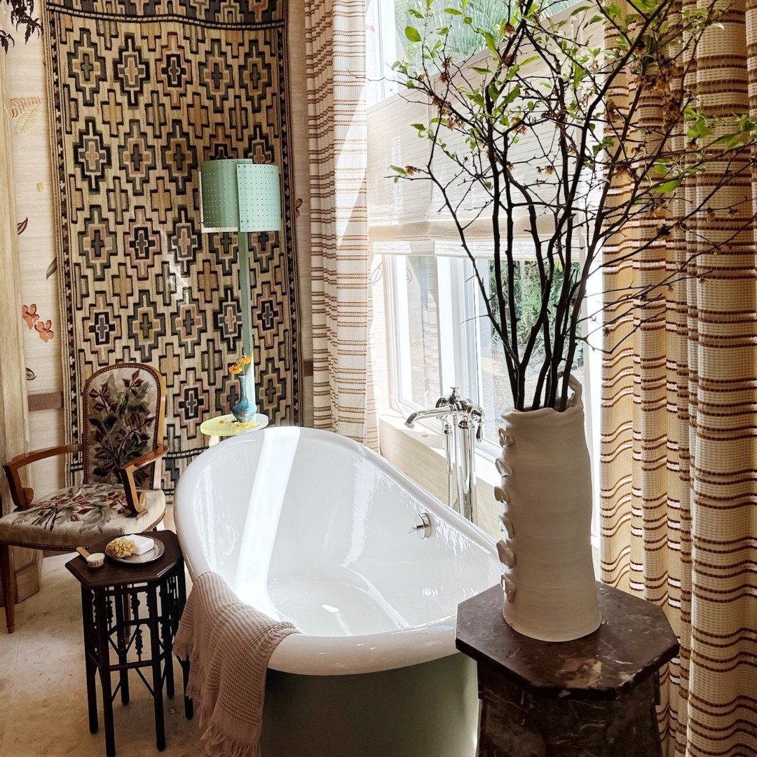 Do you know a mom who could use a bath right now in a freshly designed bathroom? Call us today for a perfect Mother's Day Gift 💗🛀 

#deClareInteriors #InteriorDesign #InteriorStyling #SimplicityInDesign #TimelessElegance #KipsBayPalmBeach