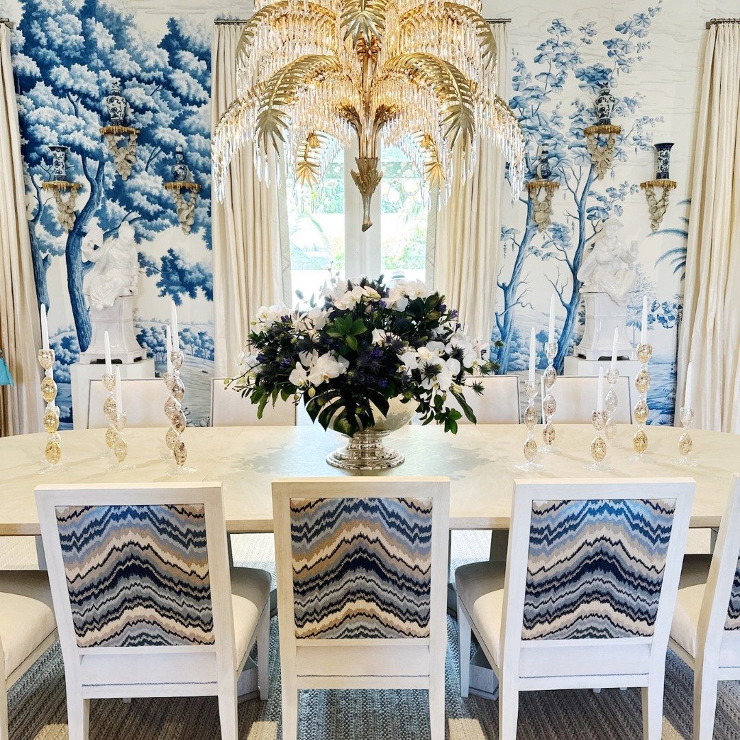 Imagine all of the perfect dinner parties in this beautiful dining room! 💙 

#deClareInteriors #InteriorDesign #InteriorStyling #SimplicityInDesign #TimelessElegance #KipsBayPalmBeach