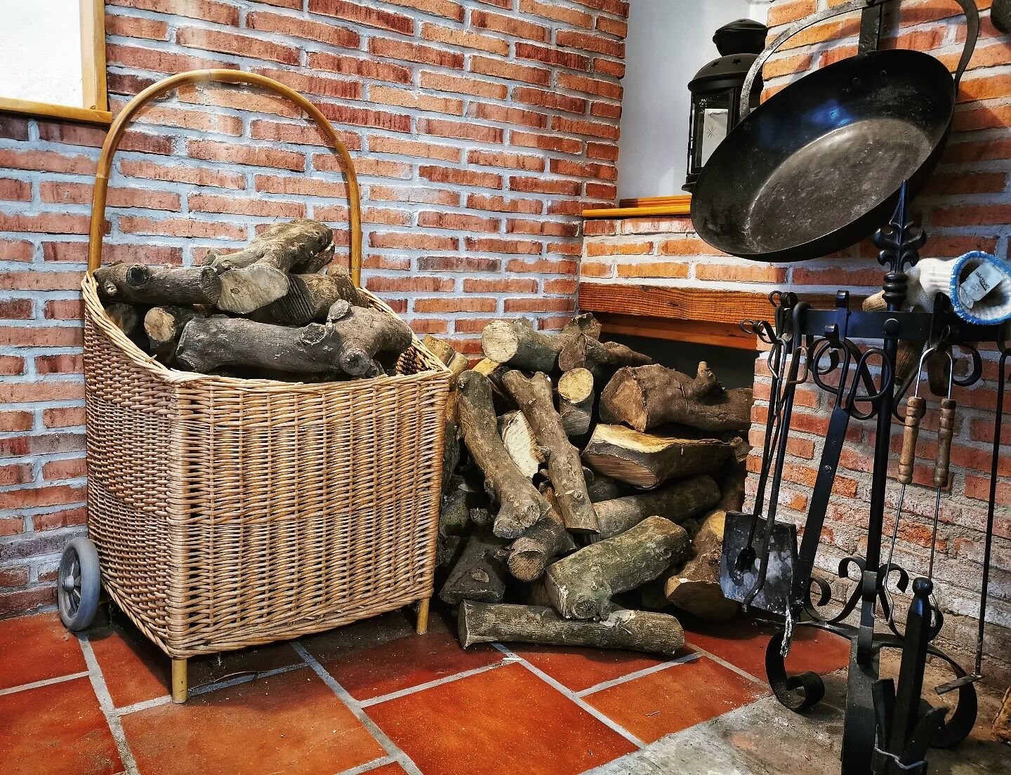 Invierno❄️ = chimenea🔥

Cuando veng&aacute;is a hospedaros en nuestra casa, siempre dispondr&eacute;is de le&ntilde;a para calentaros. Os recomendamos usar el horno de piedra y la barbacoa, vuestras comidas y cenas ser&aacute;n deliciosas. 😋🏡🏞️

