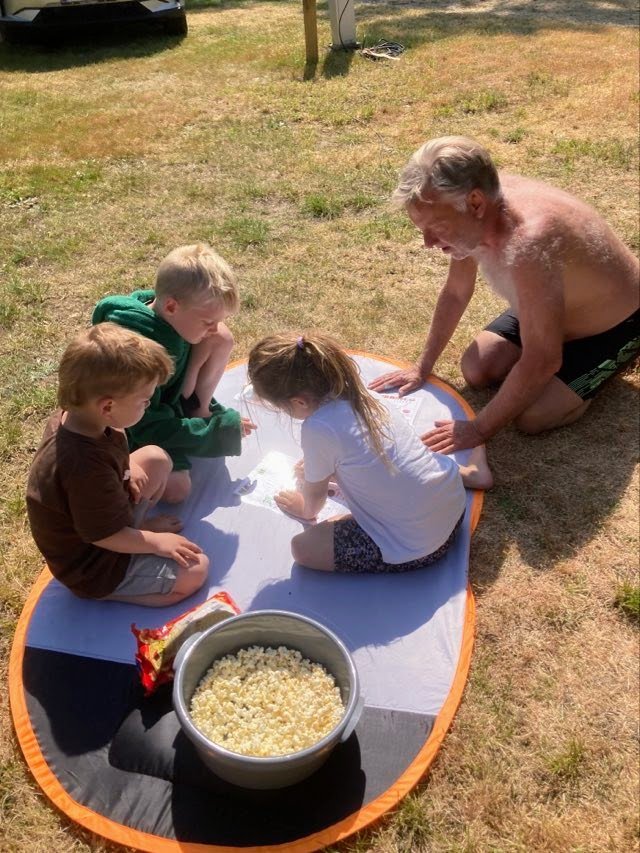 Popcorn og naturbingo - to meget søde børn blev hurtigt venner med Conrad