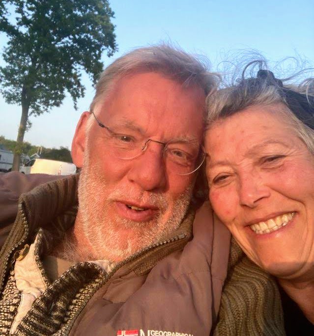 To solstråler i aftensolen