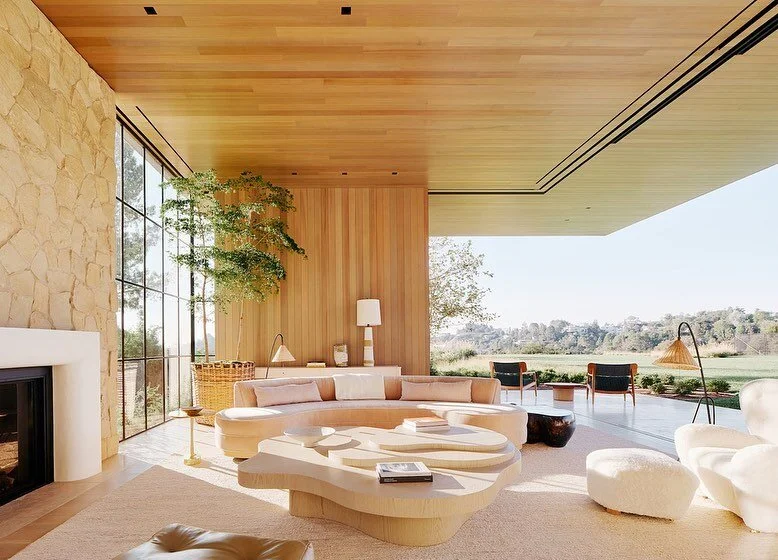 I mean... so gorgeous. This is modern rustic done extremely right. @noah_walker's Mandeville Canyon home seamlessly blends indoor and outdoor, which is perfect for the year-round warm weather of Southern California. This theme is further emphasized b