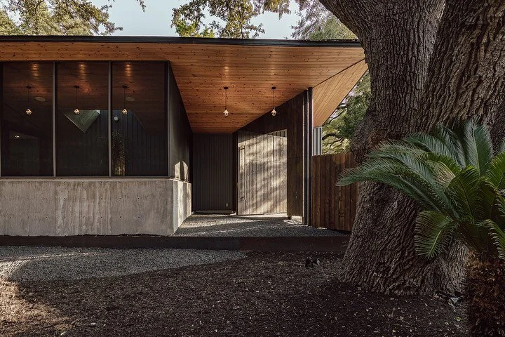 Attention all agents. 📣 Come see this gorgeous Travis Heights home at today's Broker Open from 10am - 12pm. Get ready to fall for Ravel Architecture's stunning modern design (with a brilliant nod to mid-century), incredible indoor/outdoor living, an