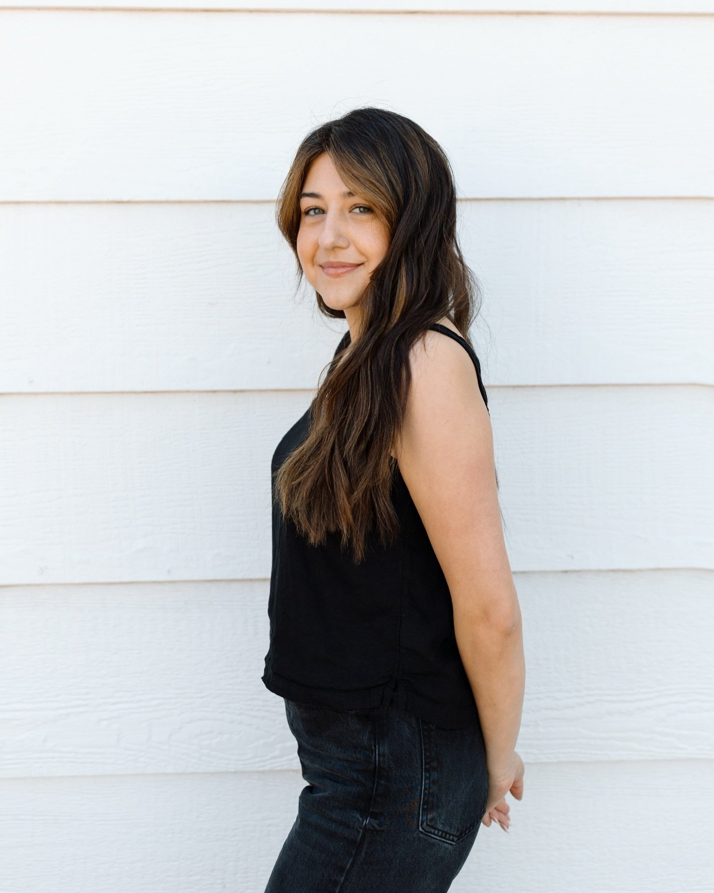 ⚡️ STYLIST SPOTLIGHT : SYDNEY
👉 @sydneyerinhair 
Sydney brings so much light and laughter to Mesa and to every one of her guests. Behind the chair, her mission is to truly listen. She makes a point to understand each individual&rsquo;s needs and gui
