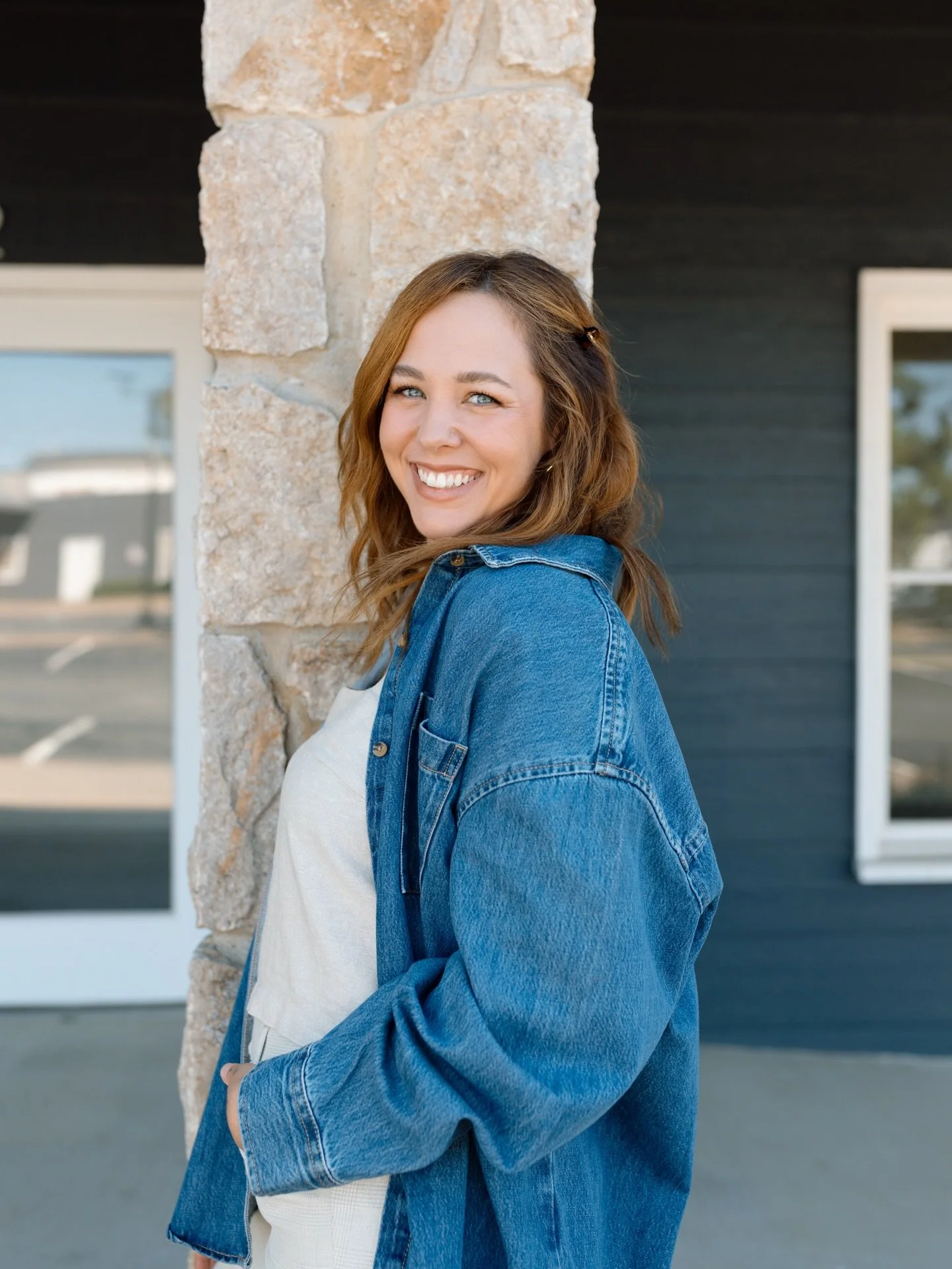 HAPPY ONE YEAR AT MESA TO KILEY! 💕 We're so grateful for you, Kiley Ko. You bring joy to everyone you meet, and your warmth makes every guest feel at home. 
Schedule with Kiley -> www.vagaro.com/mesasalontulsa
Tulsa Stylist | Tulsa Salon | Mesa S