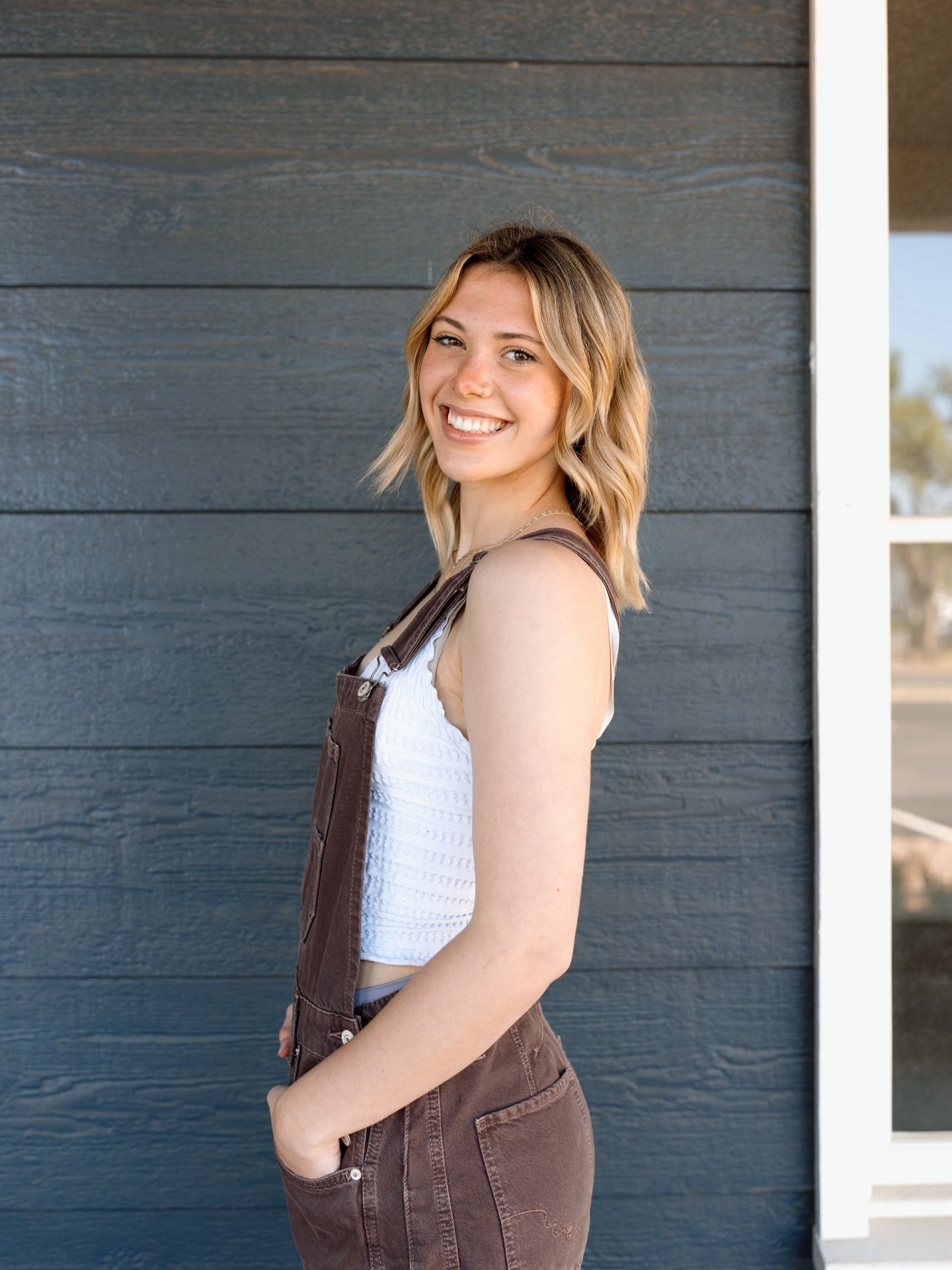 Say hello to Alexis, our ray of sunshine 🌊 ☀️. 
When it comes to your color -> beachy and blended.
Her current favorite cuts -> surfer inspired men&rsquo;s cuts and the classic blunt bob. 👌 Follow her for more -> @aaarcher3
