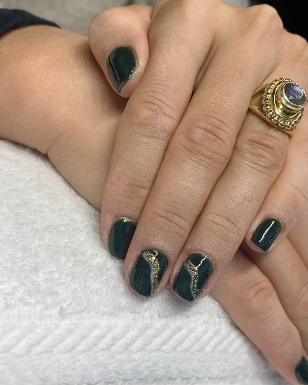 🌲⚜️Emerald and Gold is such a classic and timeless combination!

Nails by Tsile
#nailart #nailsofinstagram #begginernailtech #naildesign