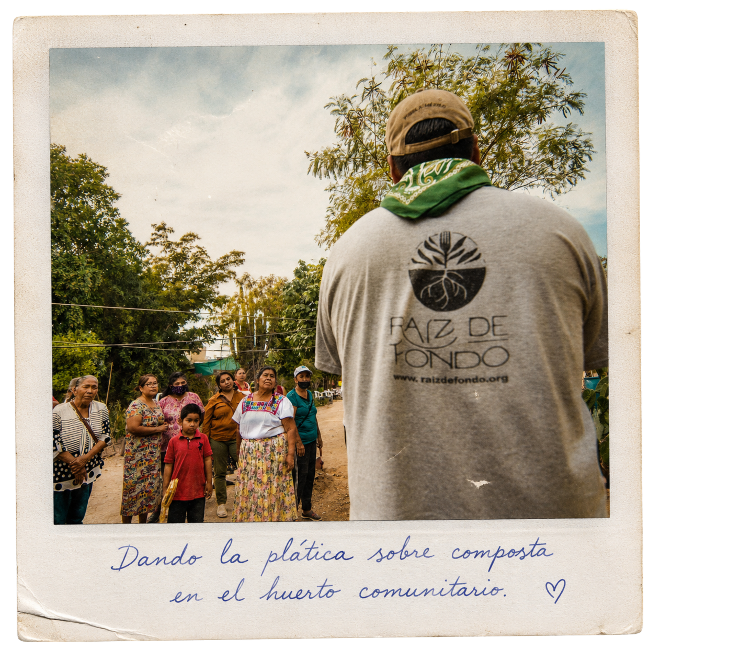 Una foto de un grupo de personas, principalmente mujeres, en un evento en un huerto comunitario. En primer plano, una persona con gorra y sudadera con logotipo de Raíz de Fondo mira hacia el huerto. La imagen tiene un estilo de foto antigua.