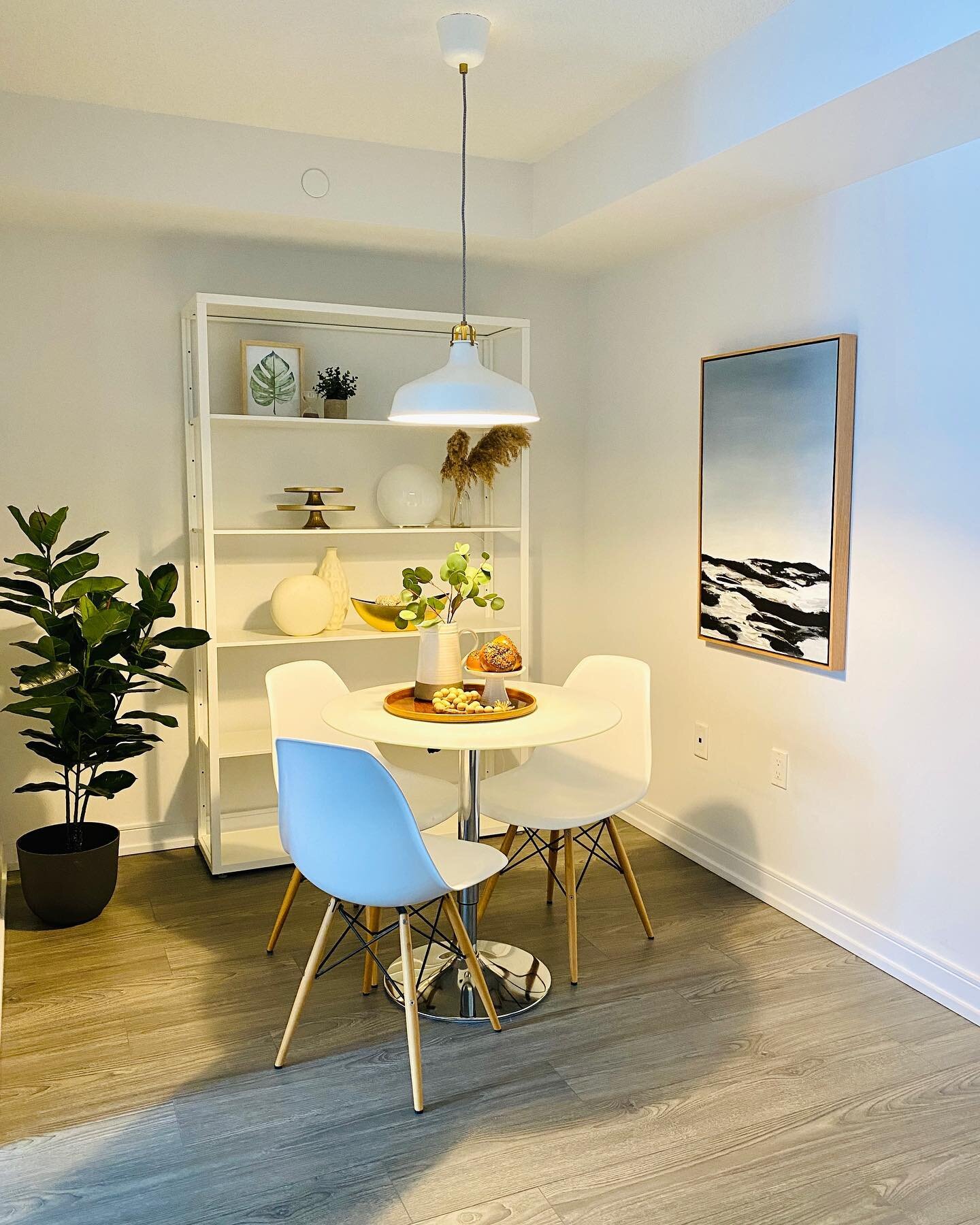I love working with smaller spaces where scale, shape and placement really matters. Swipe left, you&rsquo;d hardly think a cozy dining nook would fit in there! 

#vignette #decor #design #homedecor #ighome #housebeautiful #interiordesign #interiordec