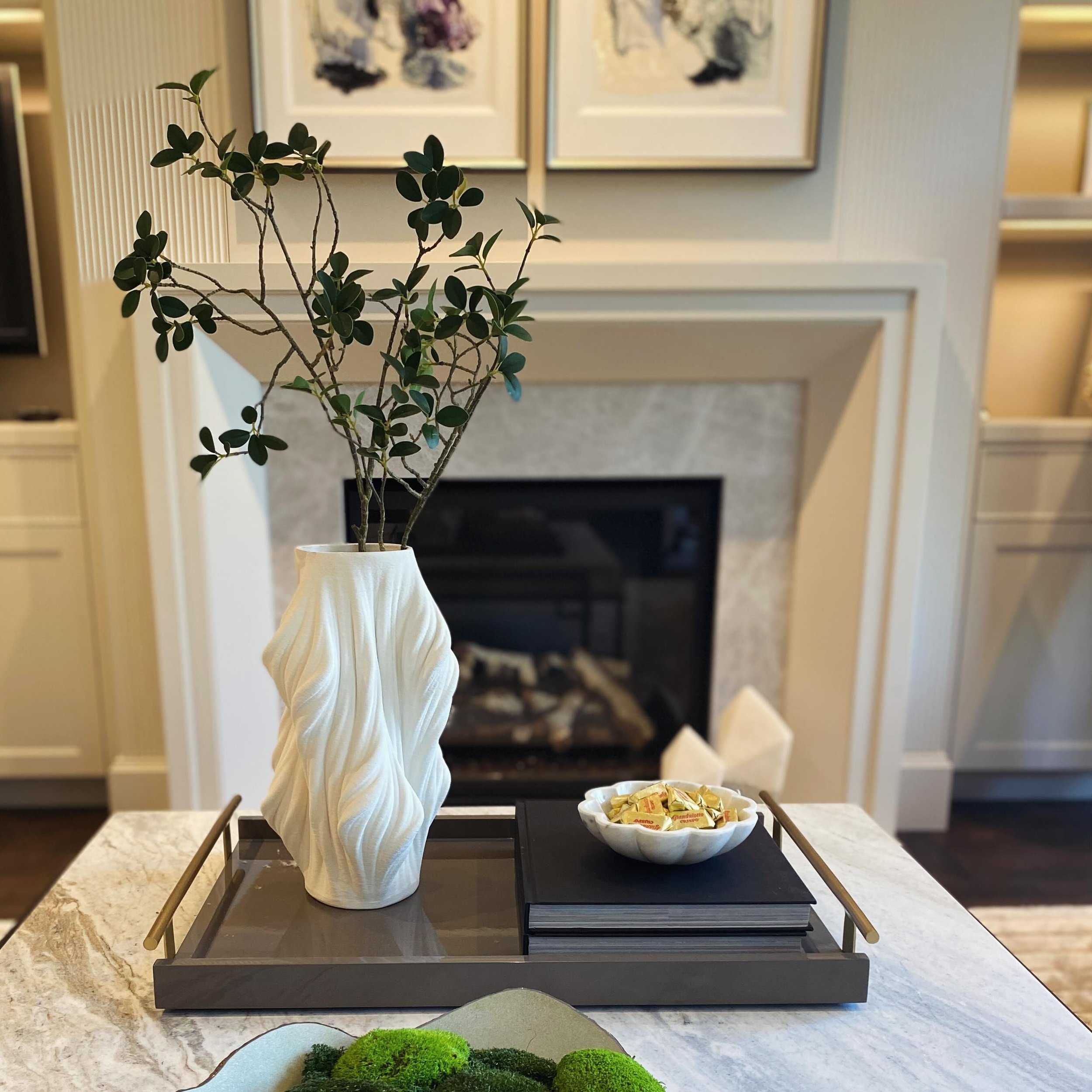 When the sculpture has a function, I cannot take my eyes off this vase 😍

#styling #styles #styleinspiration #styleinspo #staging #staginghomes #homestaging #homedecor #homestyle #homedecoration #homedesign #familyroomdecor #coffeetablestyling #coff