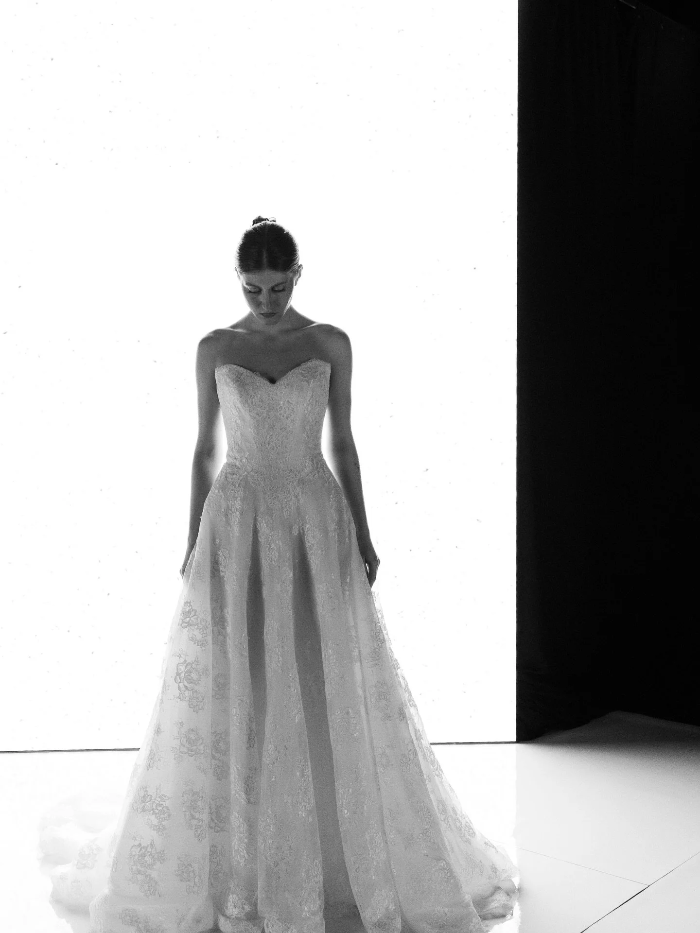 La robe de mari&eacute;e est la pi&egrave;ce mode la plus puissante au monde&hellip;

Aucun autre v&ecirc;tement ne porte autant de poids &eacute;motionnel, n&rsquo;est choisi avec autant de soin, port&eacute; avec autant d&rsquo;intention, et photog