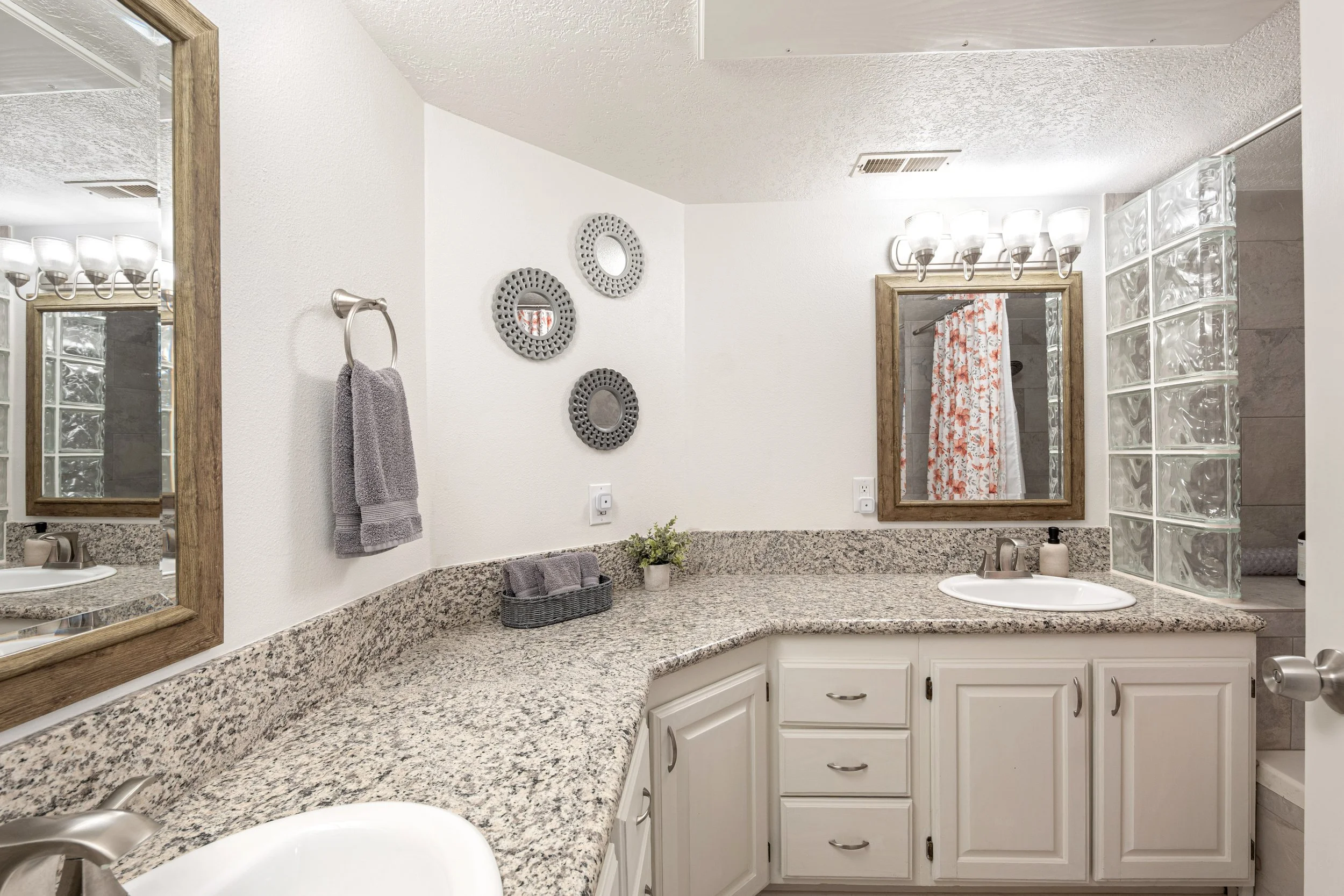 Plenty of counterspace in the bathroom