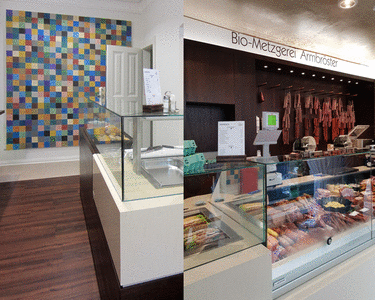 Zwei Bilder nebeneinander: Links ein moderner Raum mit einem bunten, quadratischen Kunstwerk an der Wand, rechts eine Bio-Metzgerei mit Fleischtheke und Wurstwaren im Hintergrund. Auf dem Schild steht "Bio-Metzgerei Armbruster".