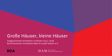 Plakat mit dem Titel "Große Häuser, kleine Häuser: Ausgezeichnete Architektur in Hessen 2013–2018" mit bunten abstrakten Formen, BDA und Deutsches Architekturmuseum-Logos.