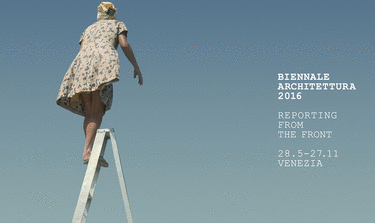 Eine Person steht auf einer Leiter vor einem blauen Himmel. Neben der Person steht der Text "Biennale Architettura 2016: Reporting from the Front, 28.5-27.11, Venezia". Die Person trägt ein gemustertes Kleid und einen Hut.
