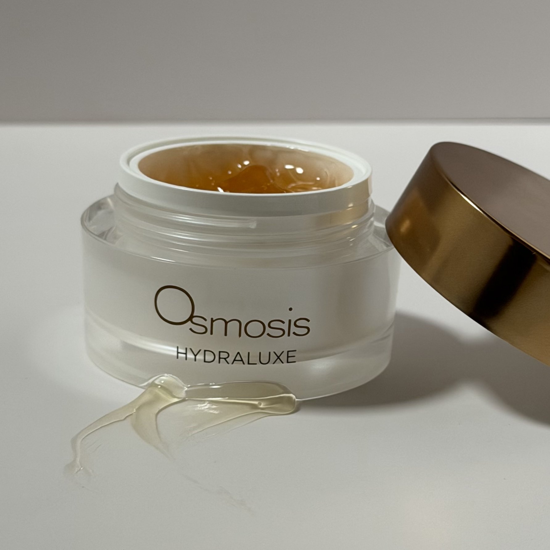 Hydrating firming gel mask with cucumber extract for soothing and revitalizing skin.