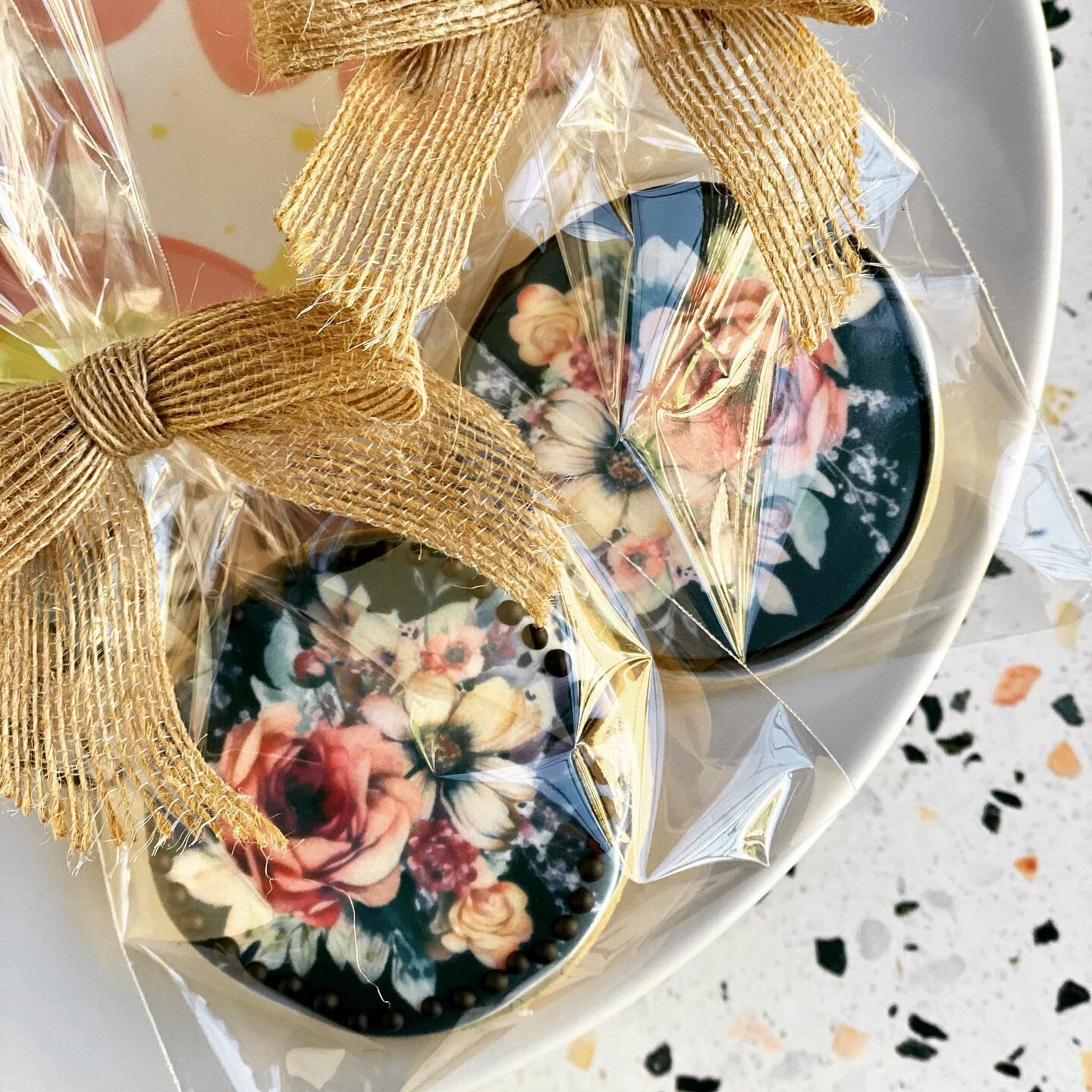 Some preeety cookies for your Saturday morning. I love them. 🖤🖤🖤

www.kimslittlecakeshop.com/menu

#floralcookies #eddie_edibleinkprinter #eddie